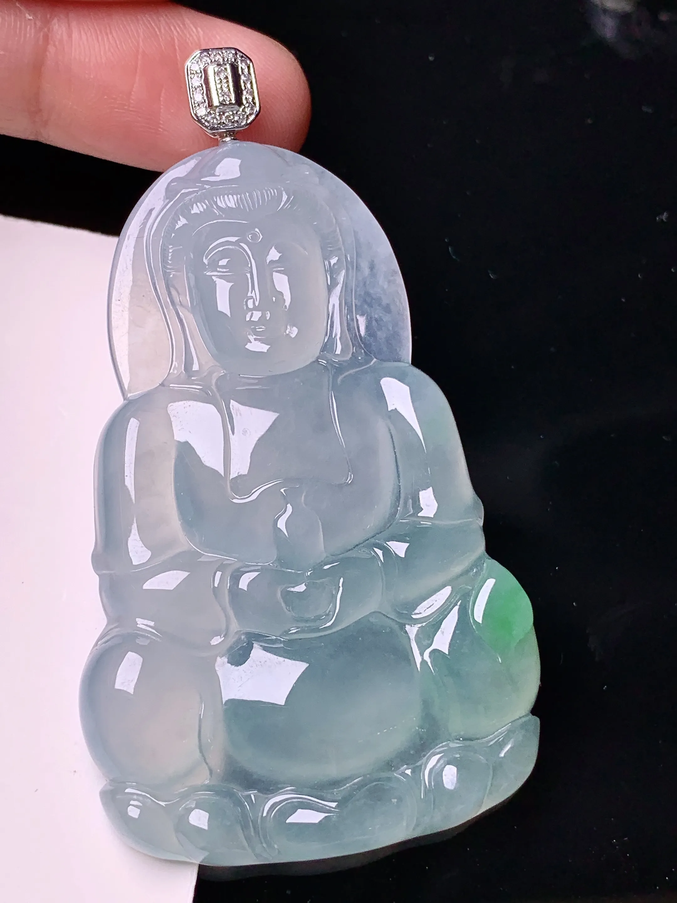 18k金钻镶嵌飘绿观音吊坠 玉质细腻 色泽艳丽清新 整体尺寸67*37.2*5.8