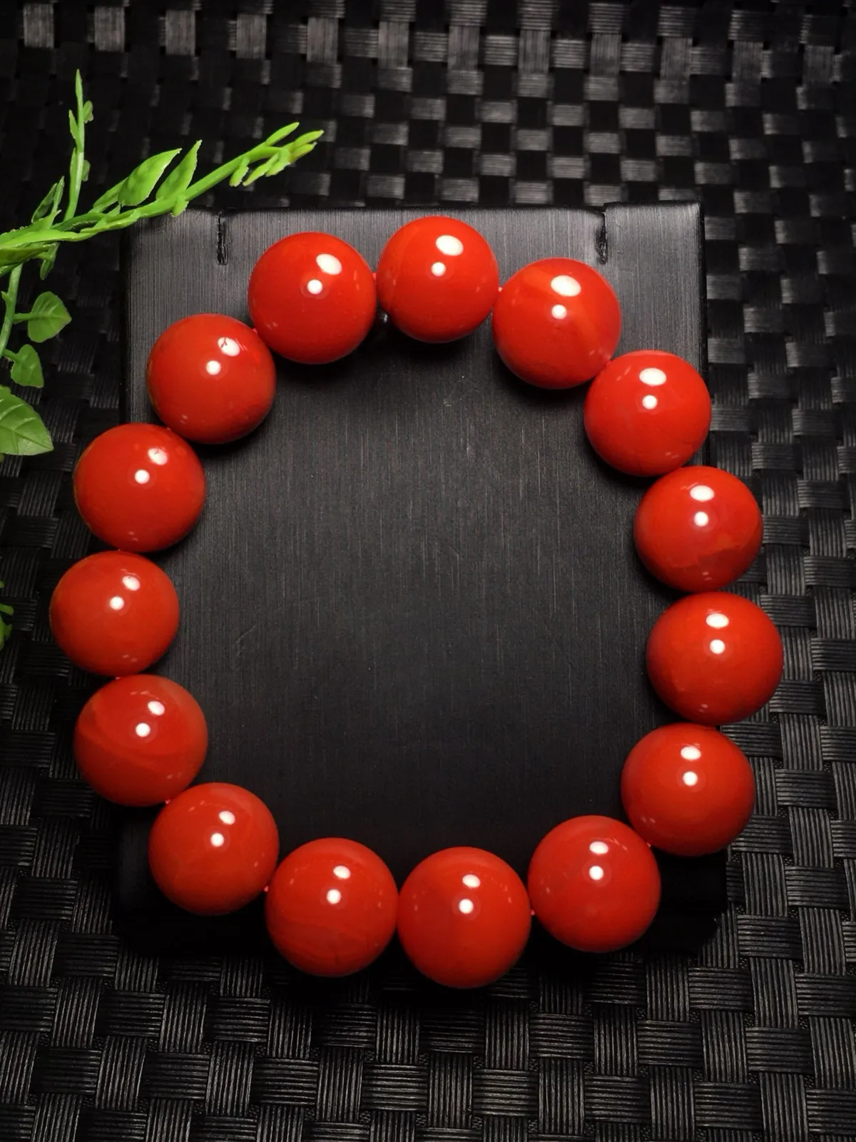 天然川料南红单圈手链 满色满肉玫瑰红  颜色油润细腻尺寸:14.5mm  南红古称南红＂赤玉＂赤玉内敛端庄 且有财运亨通寓意 送礼 自戴 非常百搭 同款随机发