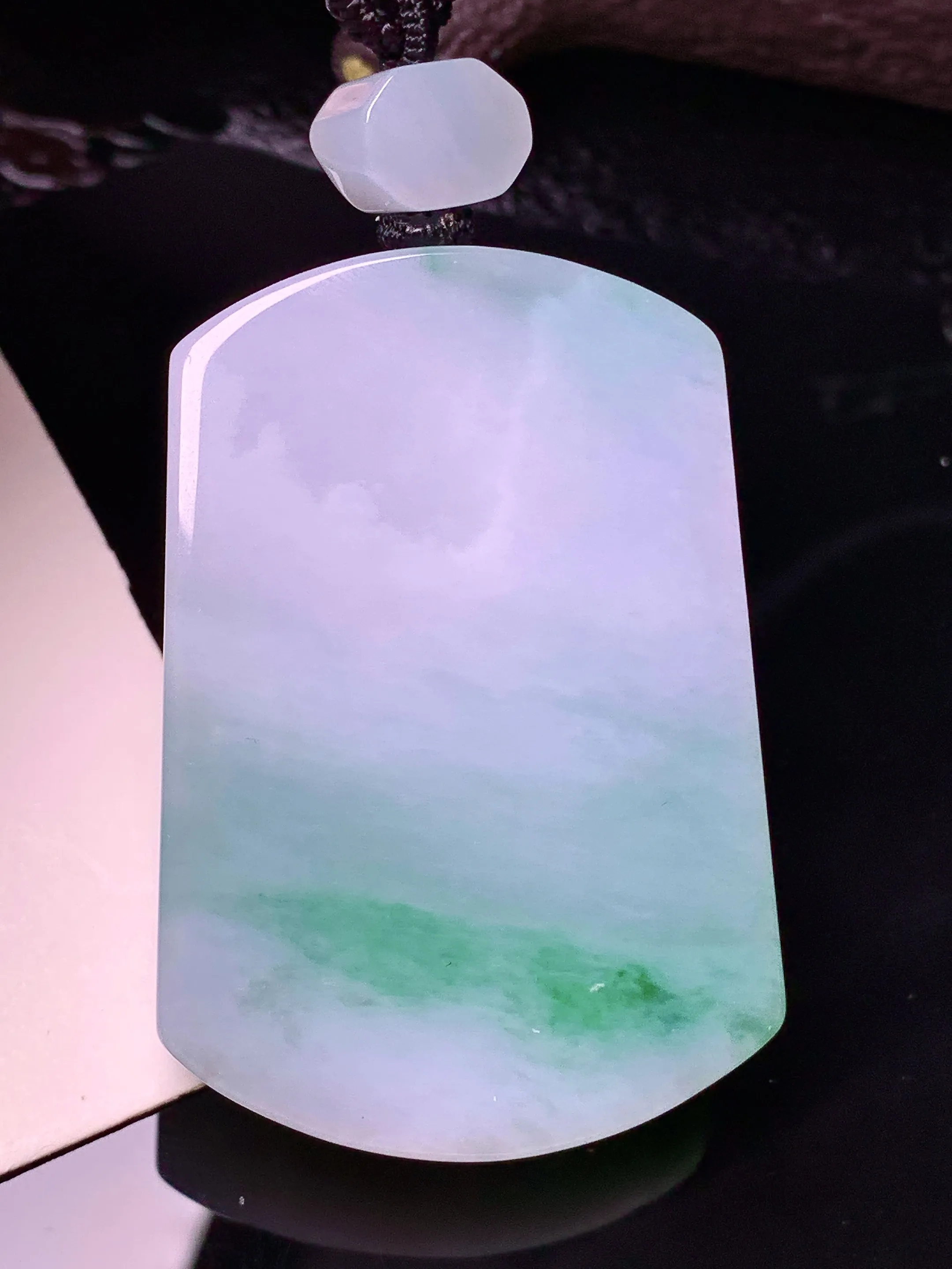 飘绿悟道牌吊坠 玉质细腻 色泽艳丽清新 整体尺寸52.6*36*12.2