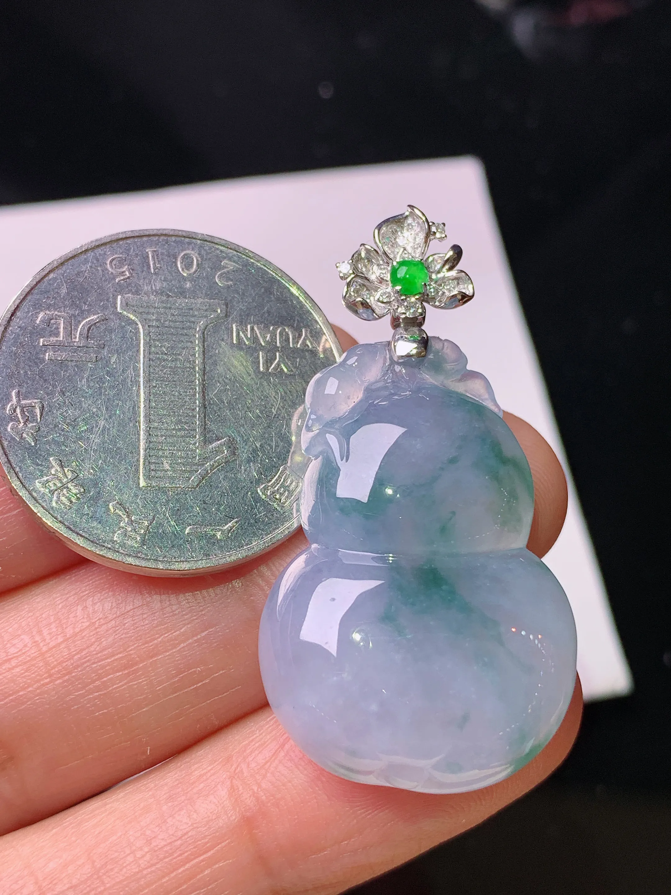 18k金钻镶嵌飘花葫芦吊坠 玉质细腻 色泽艳丽清新 整体尺寸39.5*20.5*7