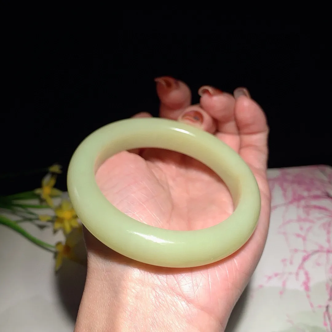 和田玉56圈口黄口料手镯！玉质细腻油润 底色纯净 无裂无杂 脂粉好，品质好！