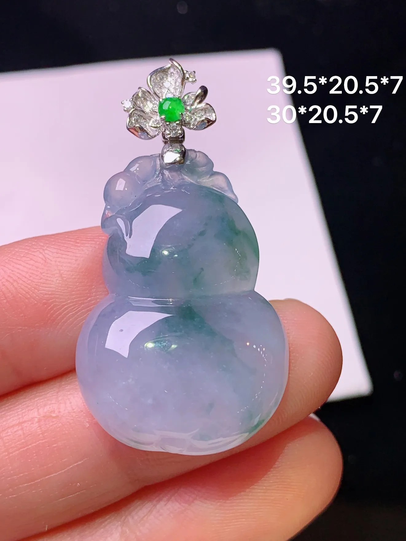 18k金钻镶嵌飘花葫芦吊坠 玉质细腻 色泽艳丽清新 整体尺寸39.5*20.5*7