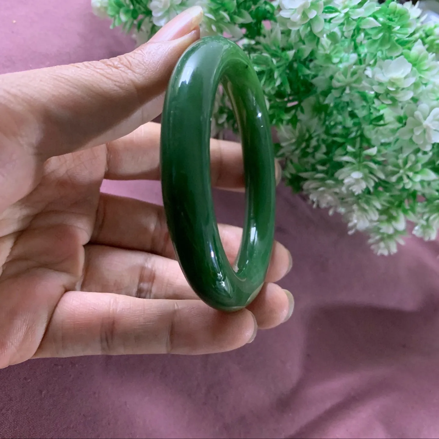 和田玉碧玉56圈口菠菜绿手镯！玉质细腻油润 底色纯净 无裂无杂 脂粉好，品质好