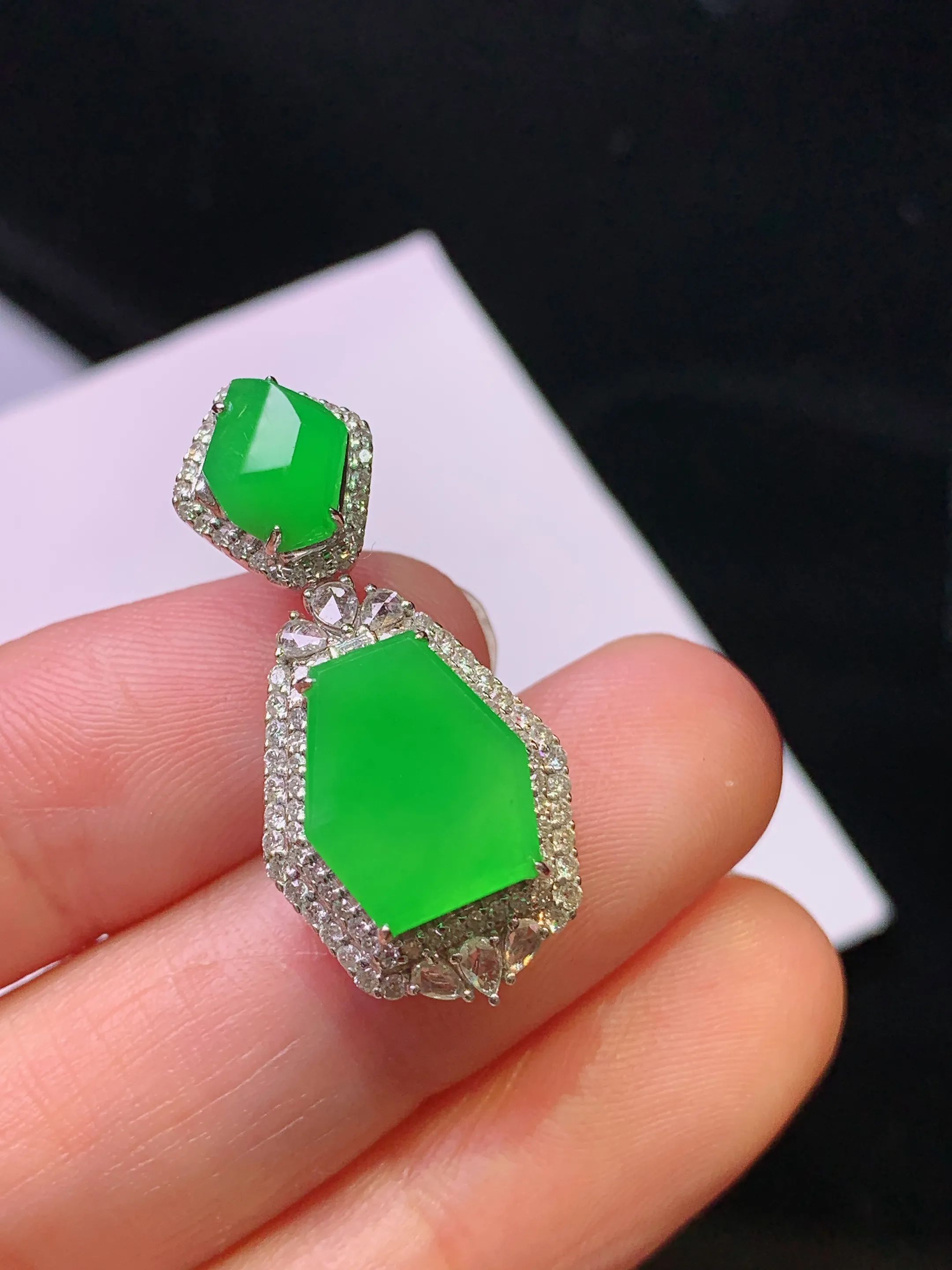 18k金钻镶嵌满绿随形吊坠 玉质细腻 色泽艳丽清新 整体尺寸30*13.8*9