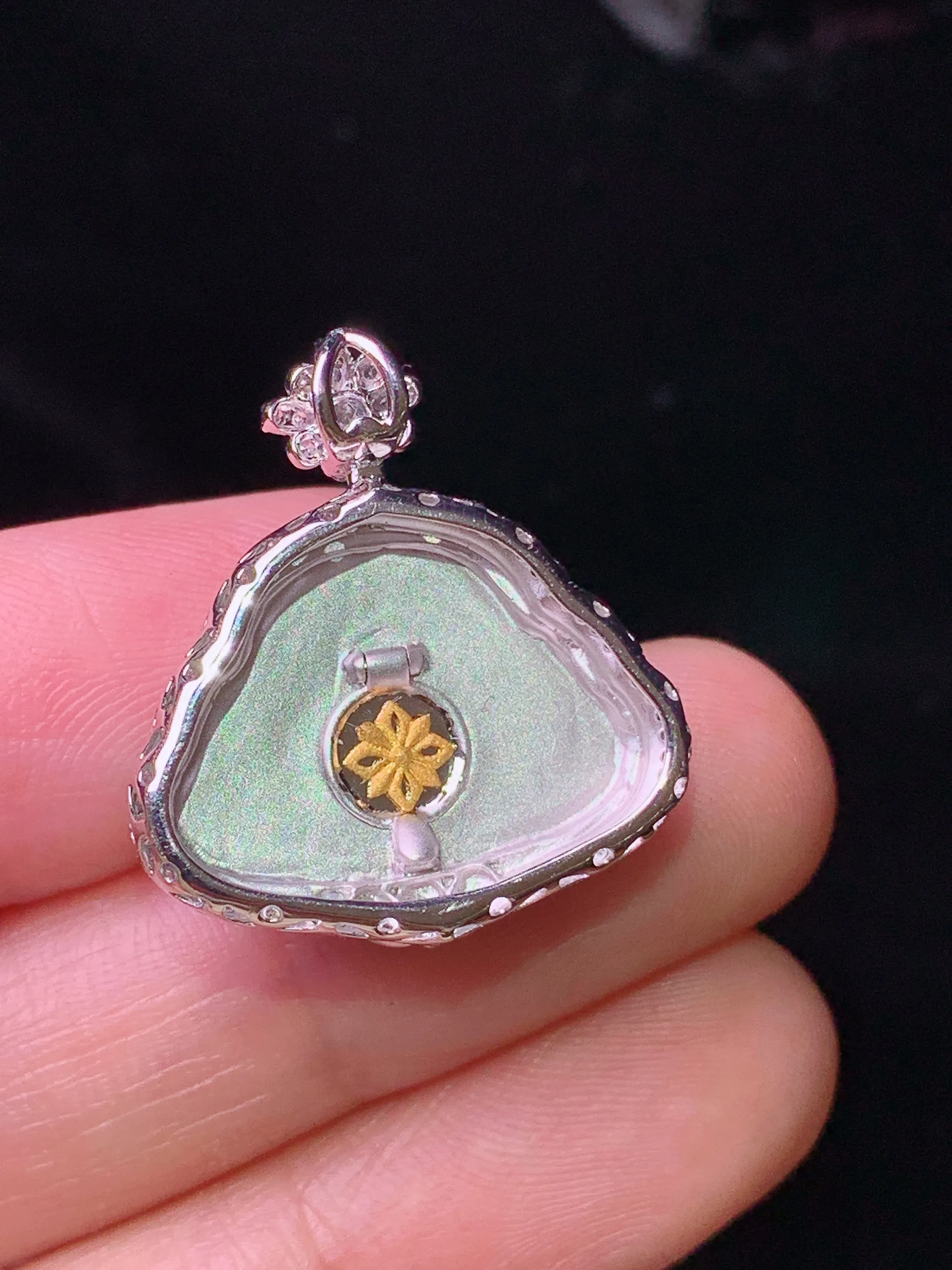 18k金钻镶嵌飘绿佛公吊坠 玉质细腻 色泽艳丽清新 整体尺寸24*21.6*9