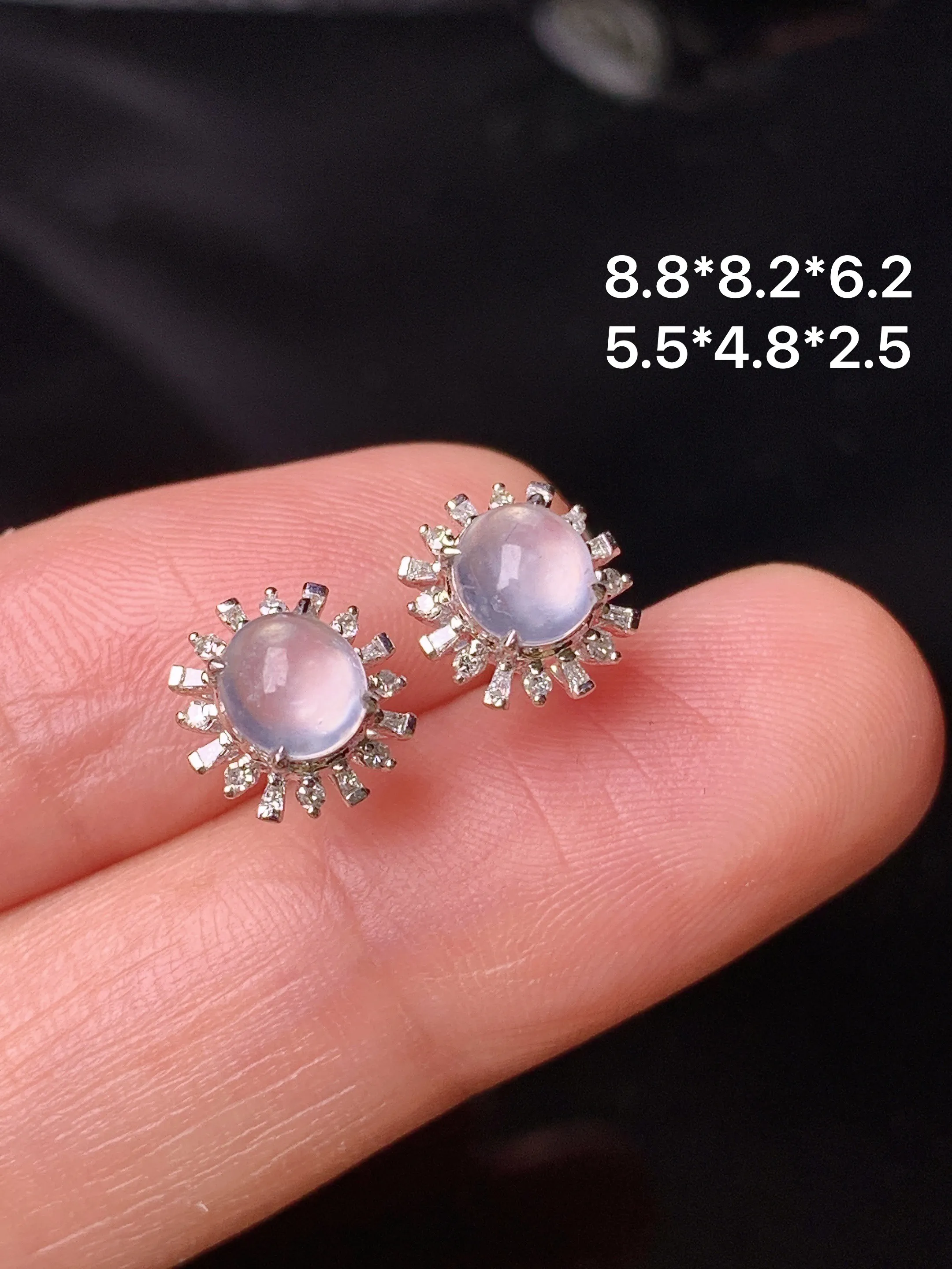 18k金钻镶嵌冰种蛋面耳钉 玉质细腻 色泽艳丽清新 整体尺寸8.8*8.2*6.2