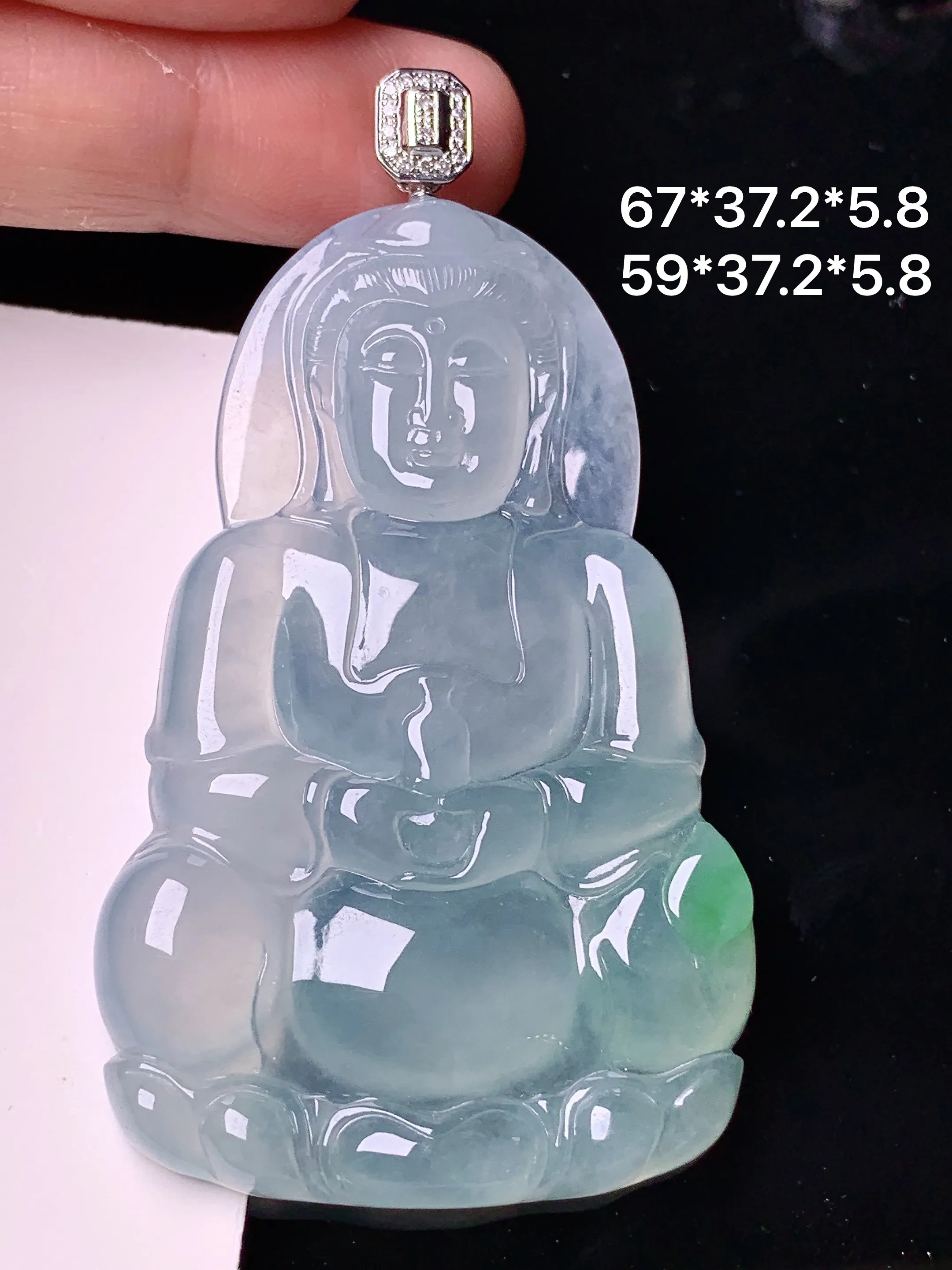 18k金钻镶嵌飘绿观音吊坠 玉质细腻 色泽艳丽清新 整体尺寸67*37.2*5.8