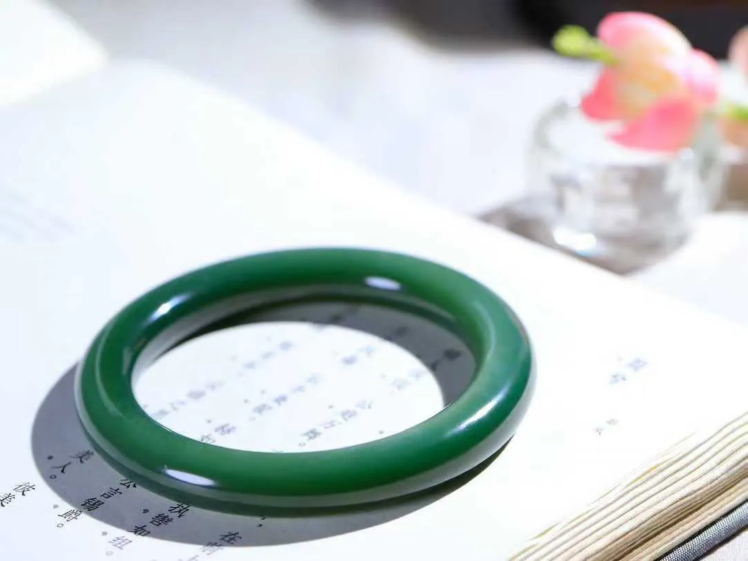 【碧色荡漾·手镯】

收藏级臻品和田玉碧玉猫眼圆条手镯，玉质细腻温润，手感舒适，️线条流畅，简约大气，美自天成，佩戴于腕间，婉约之美，举手投足间透出那份低调奢华，醉人心扉。重55.7克 内径圈口57mm尺寸10-10.5mm FDL-771102232