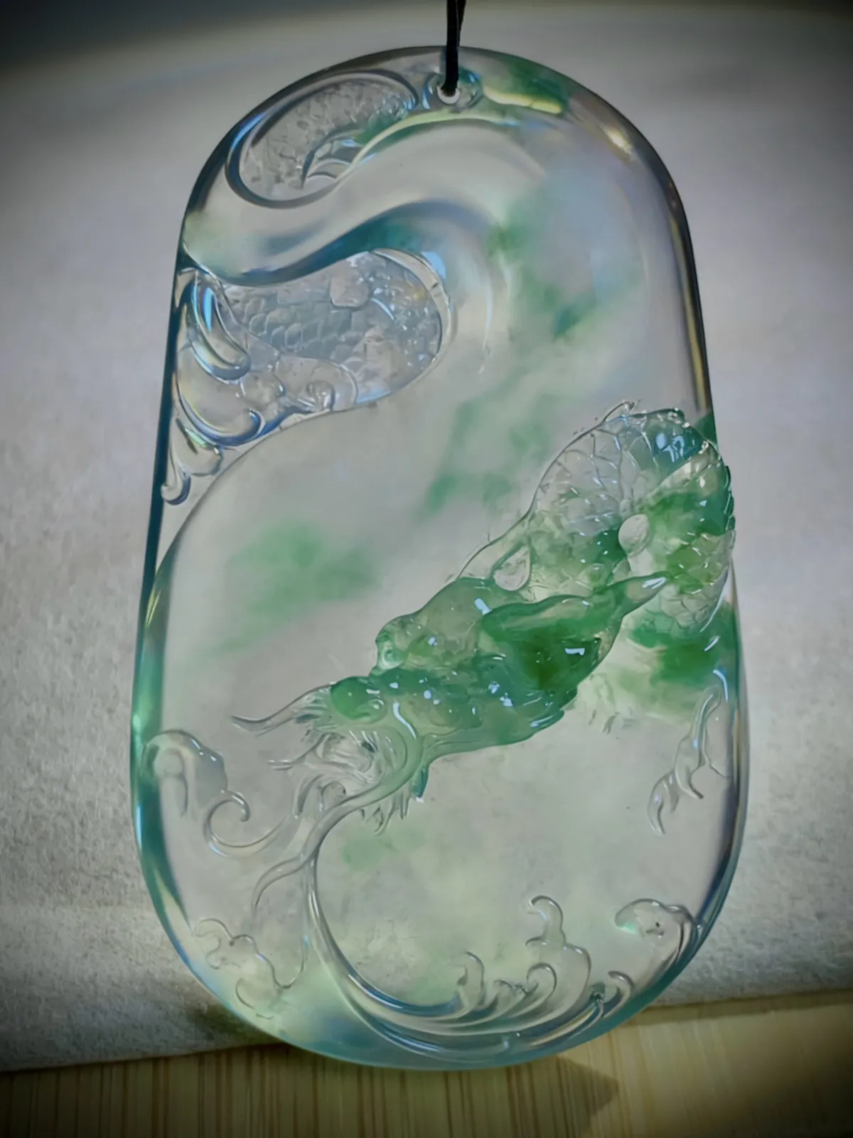 【瑞泽天下·盛世龙腾】，飘花龙牌，
加龙玉雕艺术作品，
53.2-33-6.2mm，21.43g，