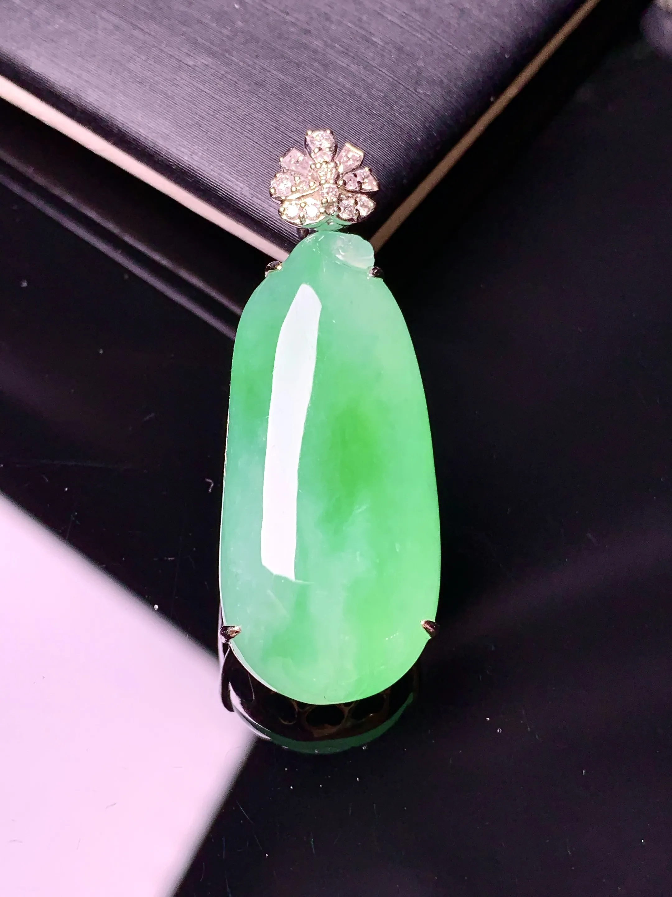 18k金钻镶嵌翠绿福瓜吊坠 玉质细腻 色泽艳丽清新 整体尺寸36.3*13.5*8