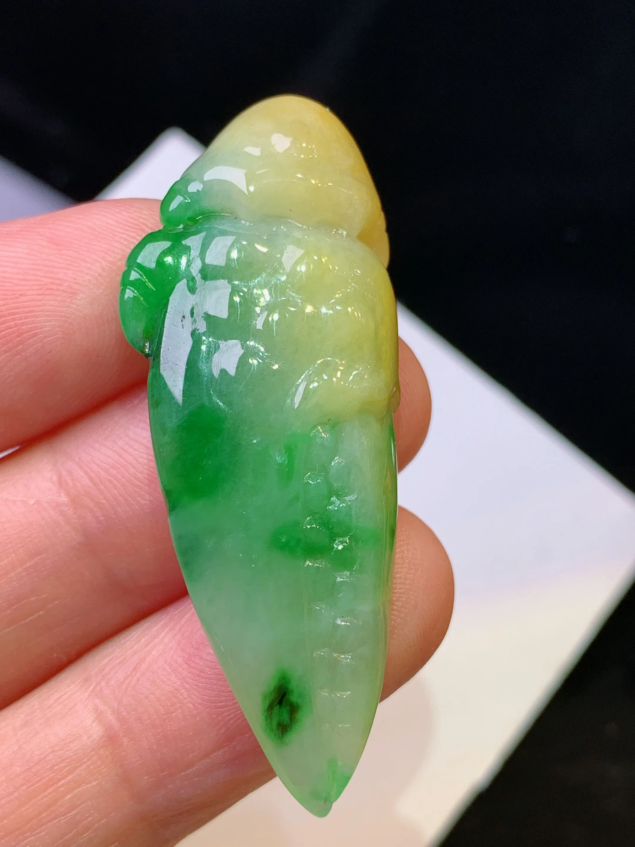 飘黄绿蟹钳吊坠 玉质细腻 色泽艳丽清新 整体尺寸44.8*18*8.2