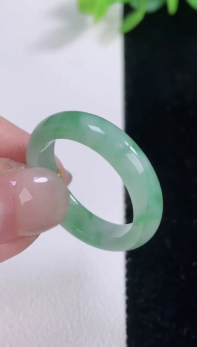 翡翠a货冰种飘绿指环 戒指，尺寸19.6-5-2.7，重量:3.81g