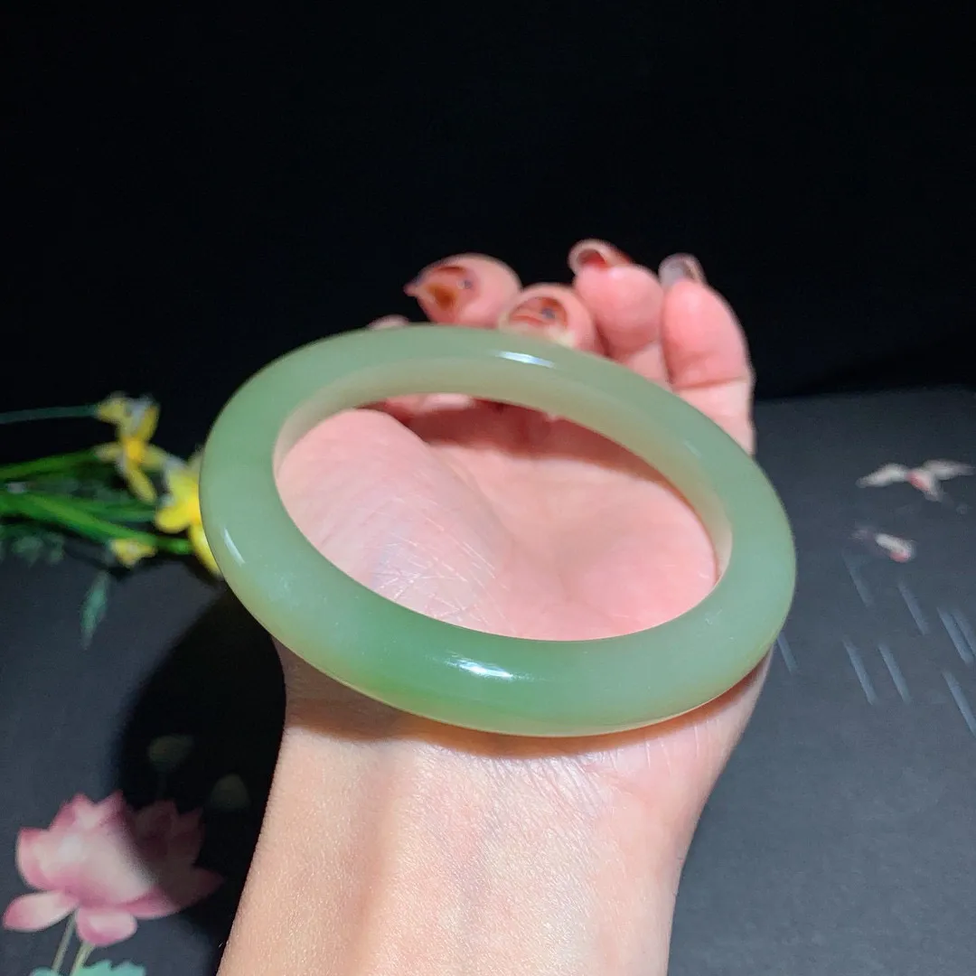 和田玉62圈翠青手镯！圈口62宽10.5厚9.8重59玉质细腻油润 底色纯净 无裂无黑 脂粉好，品质高