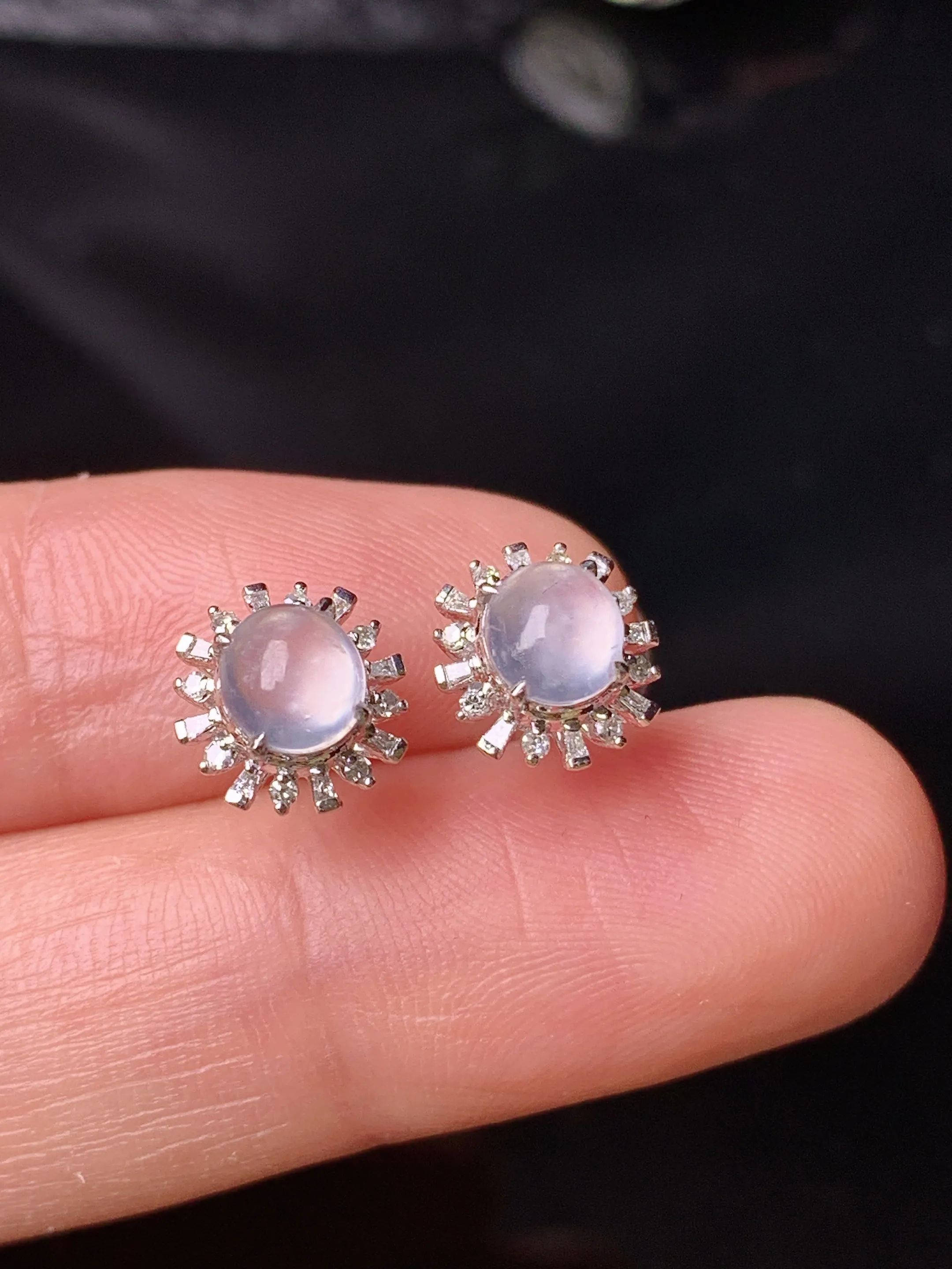 18k金钻镶嵌冰种蛋面耳钉 玉质细腻 色泽艳丽清新 整体尺寸8.8*8.2*6.2