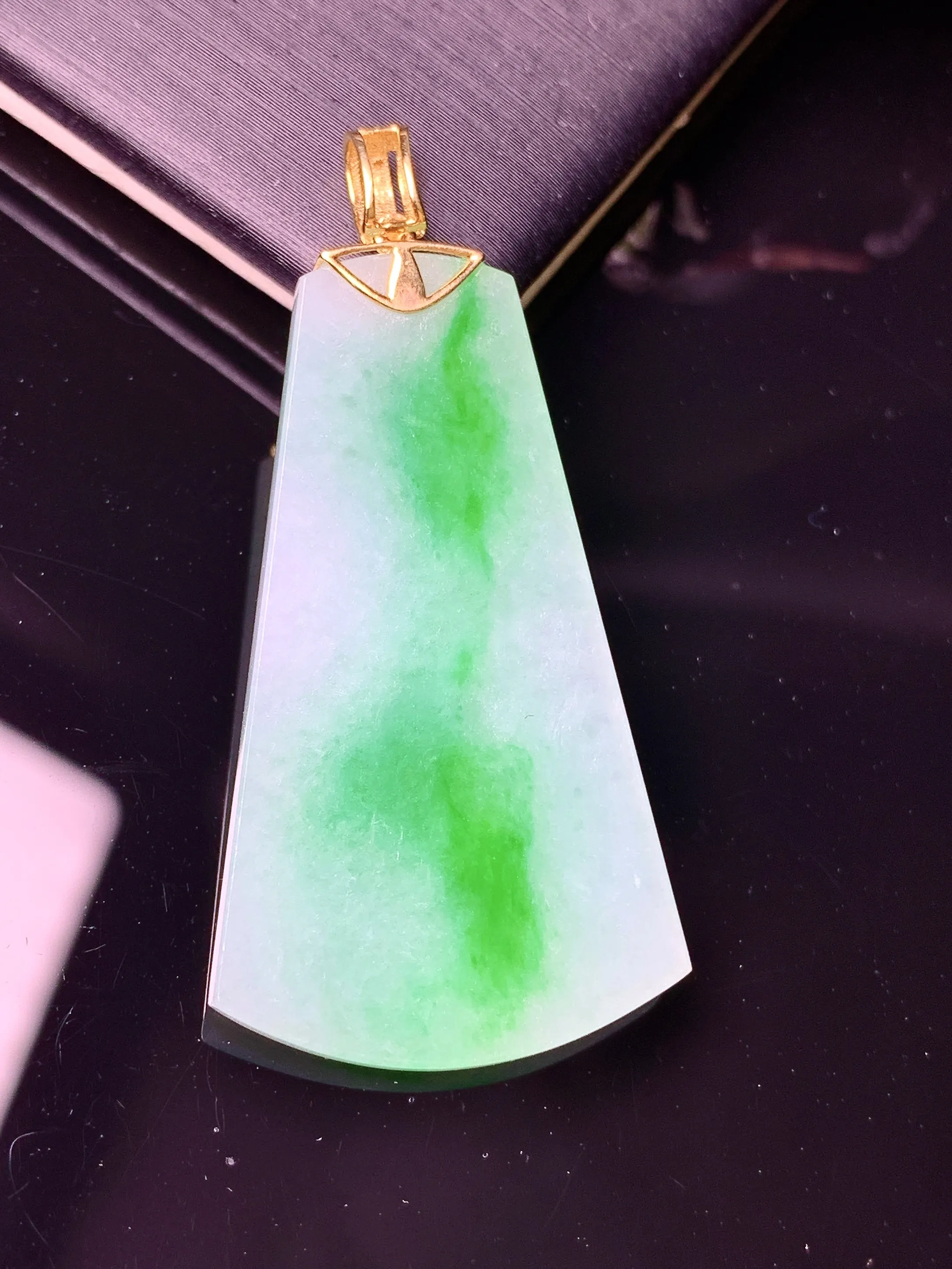 18k金钻镶嵌飘绿无事牌吊坠 玉质细腻 色泽艳丽清新 整体尺寸43.5*21.3*2.8