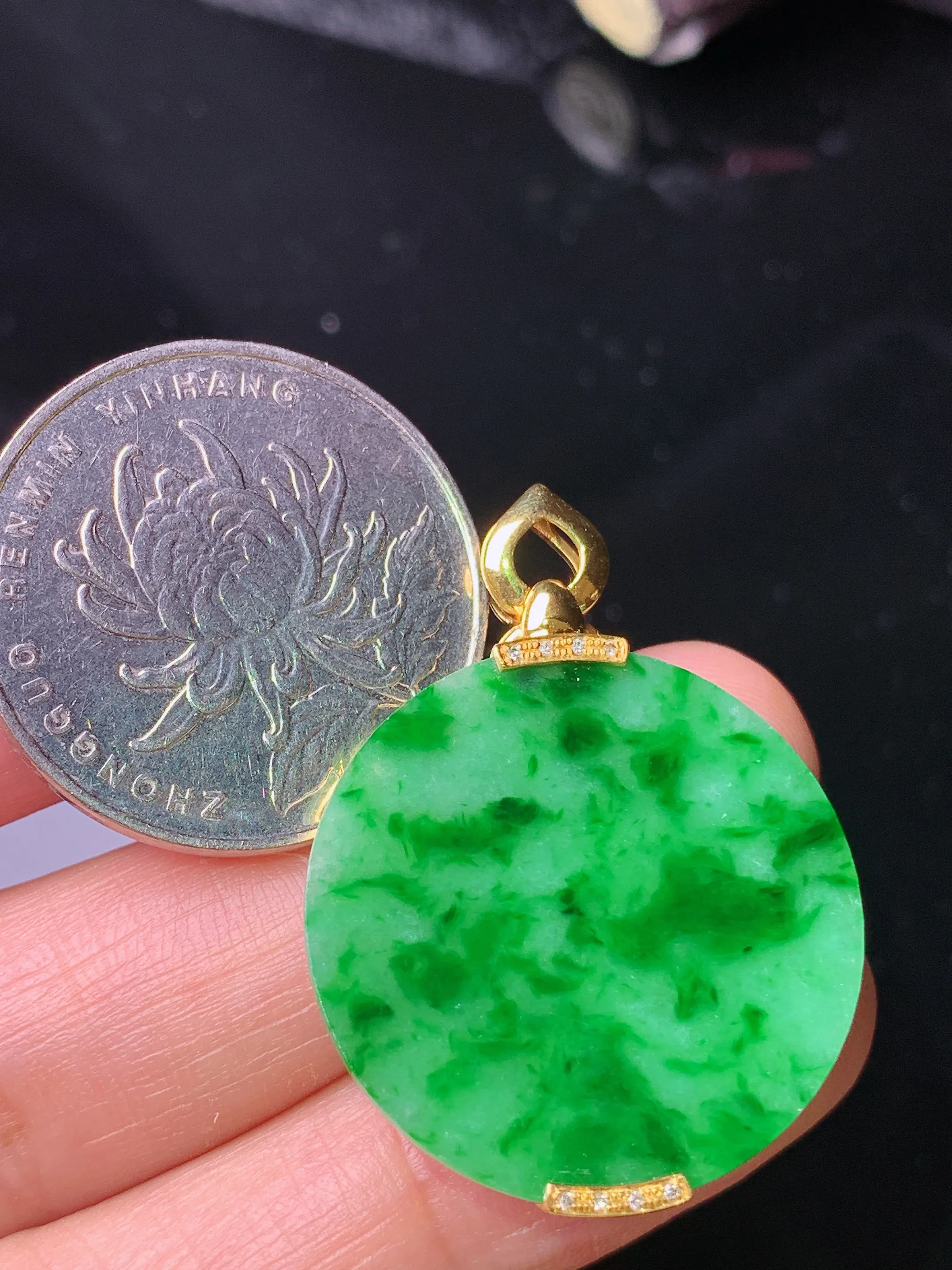 18k金镶嵌翠绿圆牌吊坠 玉质细腻 色泽艳丽清新 整体尺寸34.7*25.3*3.6
