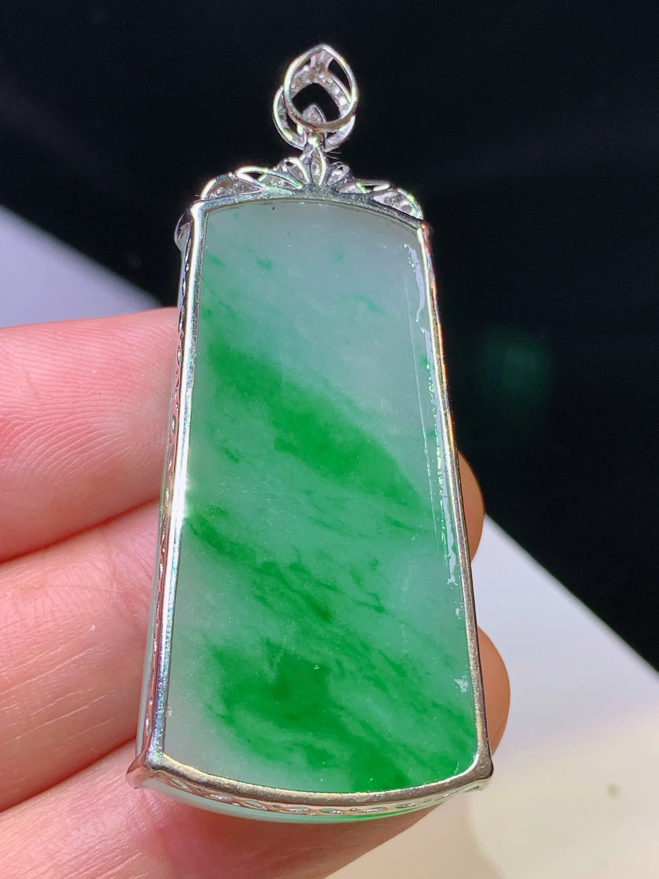 18k金钻镶嵌飘绿无事牌吊坠 玉质细腻 色泽艳丽清新 整体尺寸48.7*21.3*6.2