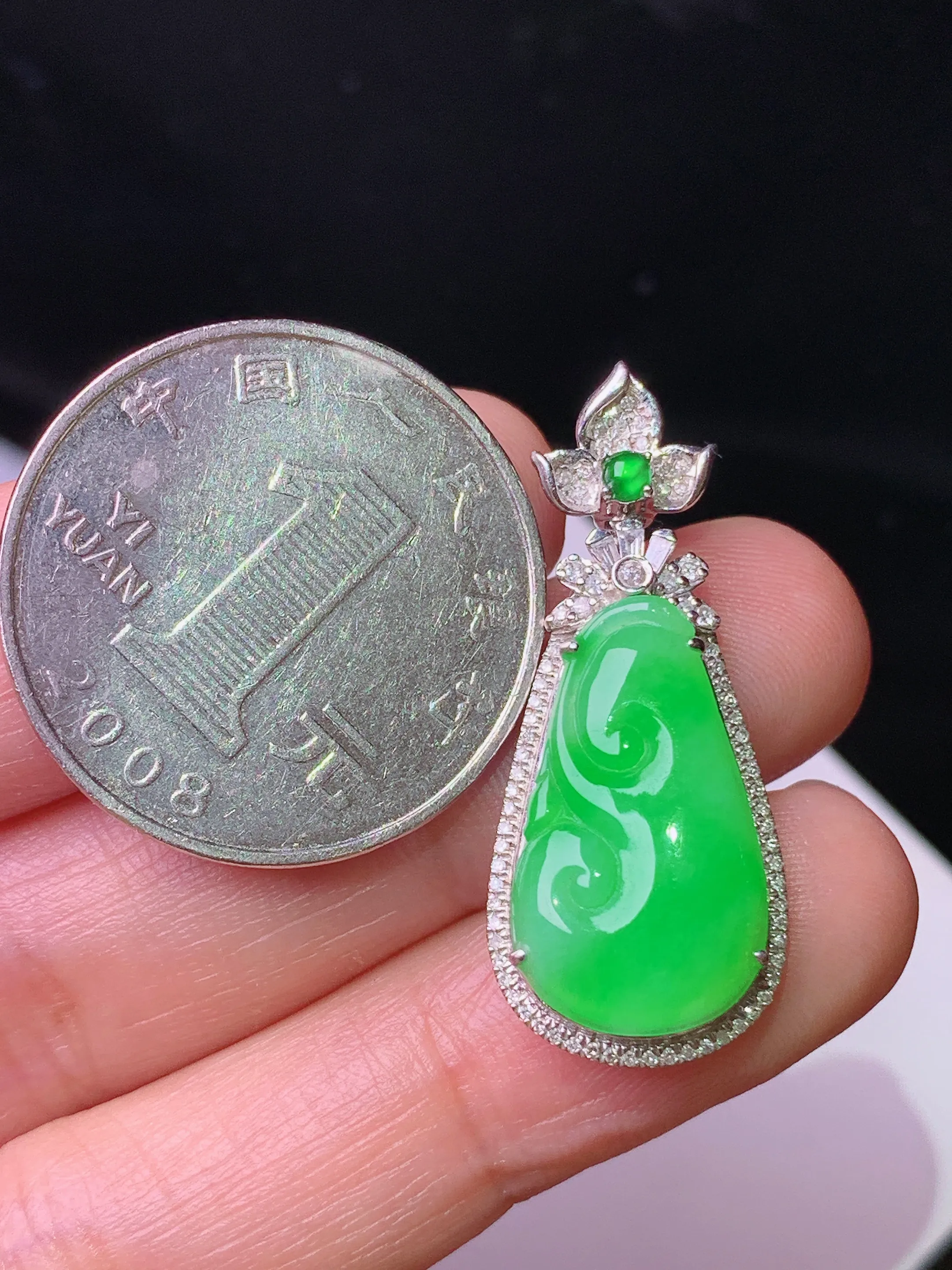 18k金钻镶嵌翠绿如意吊坠 玉质细腻 色泽艳丽清新 整体尺寸32*13.5*6
