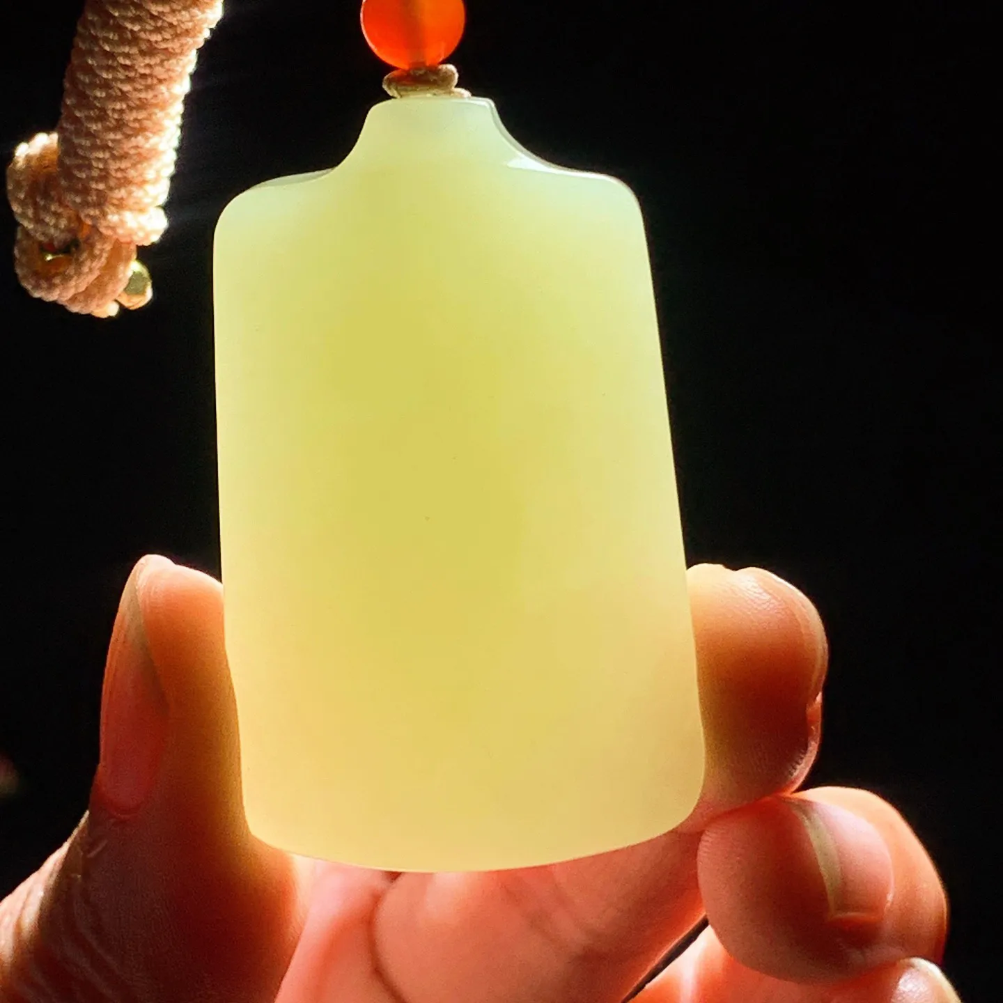 新疆若羌黄口料平安无事牌挂件。尺寸48/30/10重31克。玉质细腻油润。手推出油。佩戴高端典雅。lt251128