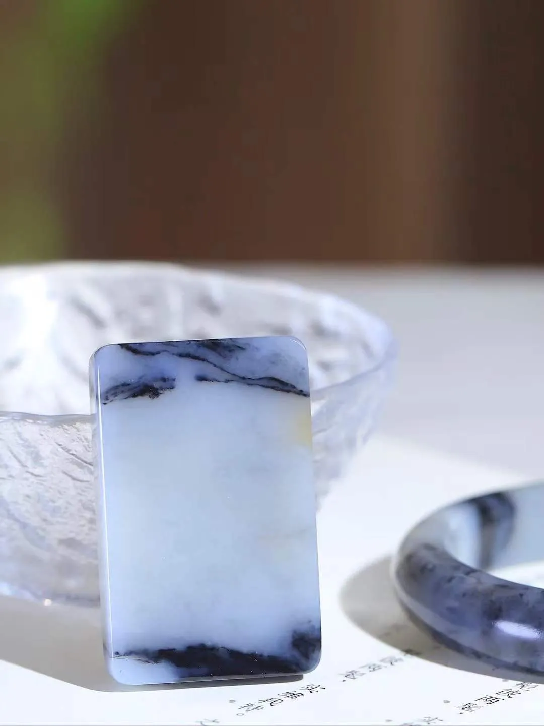 一套（籽.柔情似水.套镯）

收藏级臻品️新疆和田青花籽料套镯，玉质温润细腻，镯型厚重大气，优雅知性，姽婳于幽静兮，又婆娑乎人间，经典款型，古朴典雅。极具灵性，腕间风情，风姿卓越。  共重81.2克  手镯尺寸54.5-12.2-9mm  牌子尺寸47.3-30.2-6.9mm    fDA-281102980