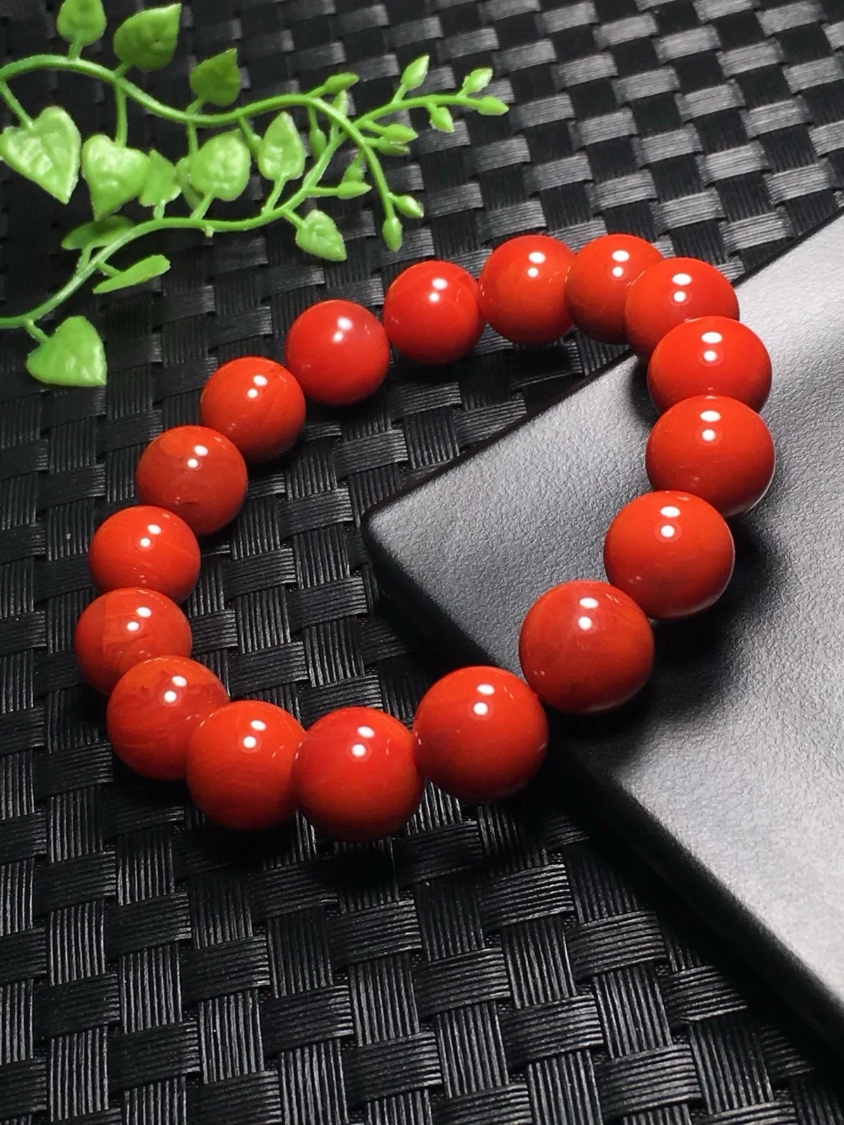 天然川料南红单圈手链 满色满肉 颜色油润细腻尺寸:11.5mm 南红古称南红＂赤玉＂赤玉内敛端庄 且有财运亨通寓意 送礼 自戴 非常百搭，同款随机发