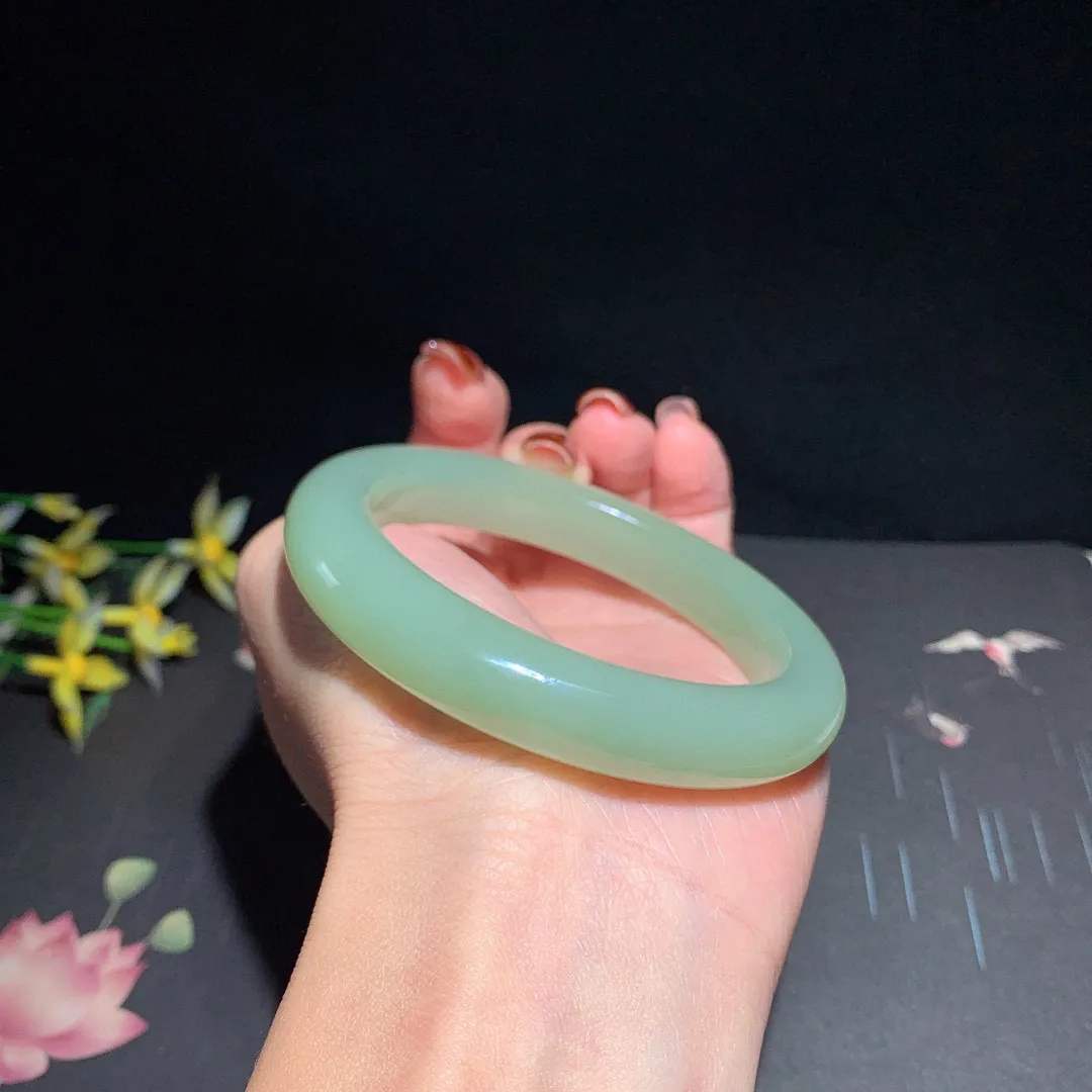 和田玉55.5圈晴水色手镯！清水色！玉质细腻油润 底色纯净  无裂无杂 脂粉好，品质高。