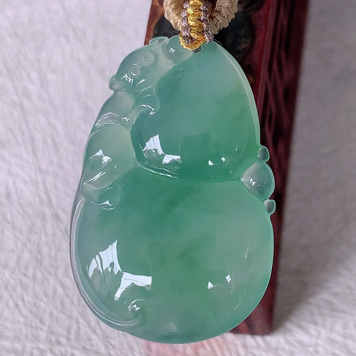 自然光实拍，冰种飘花翡翠葫芦吊坠，葫芦寓意福禄双全，财源滚滚，饱满，清新脱俗，佩戴效果优雅迷人！#57.29