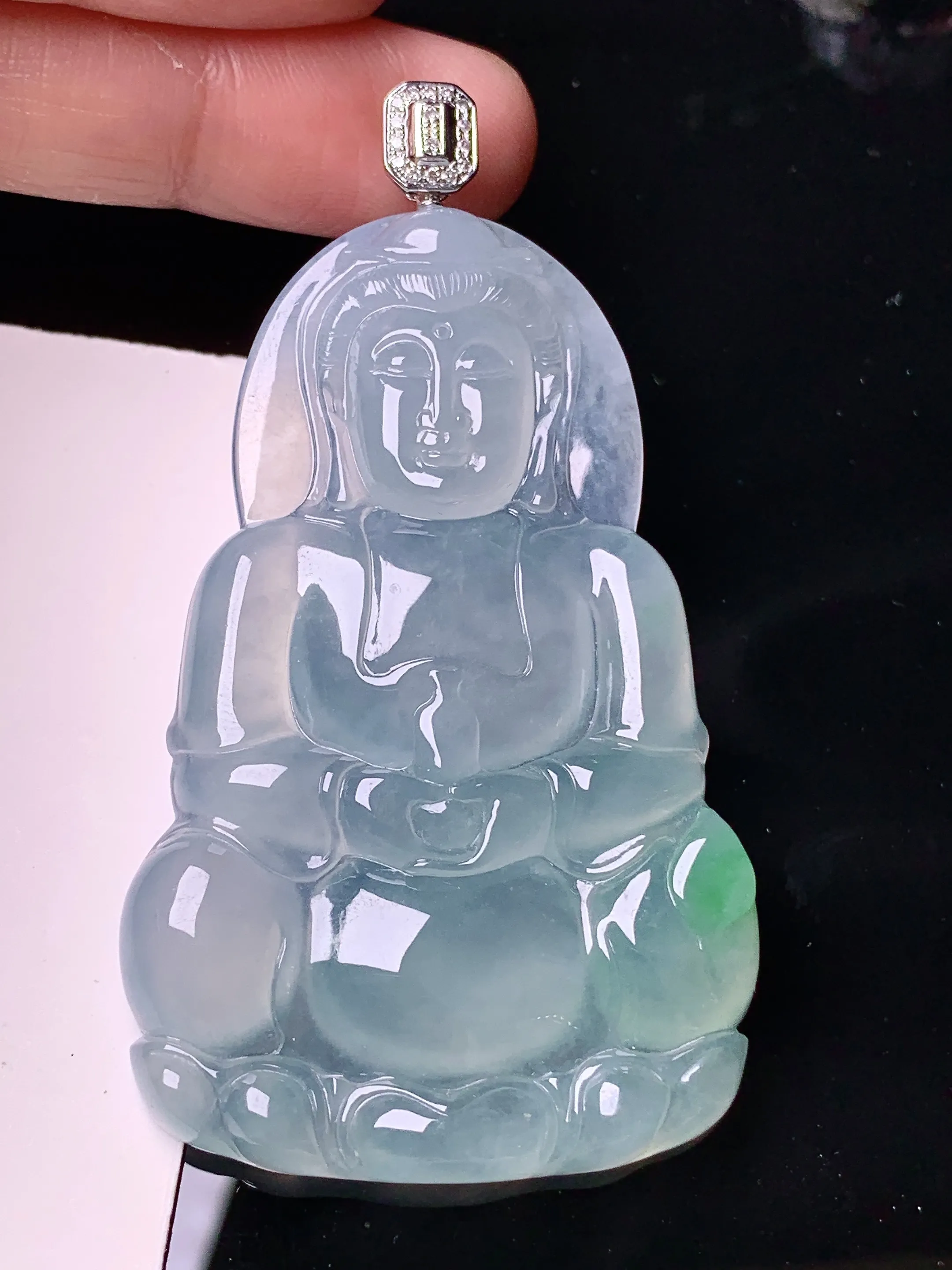 18k金钻镶嵌飘绿观音吊坠 玉质细腻 色泽艳丽清新 整体尺寸67*37.2*5.8