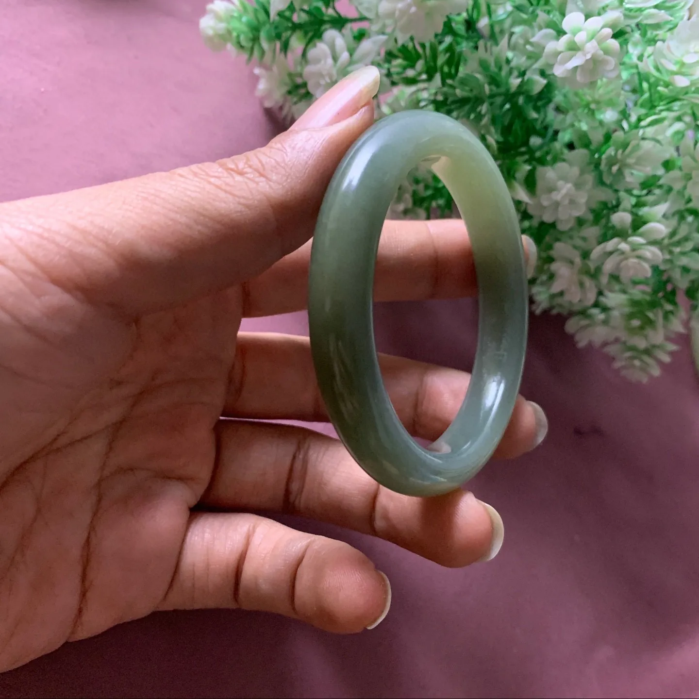 和田玉52.5圈口且末蓝漂糖手镯，玉质细腻油润 底色纯净  无裂无杂 脂粉好，品质高