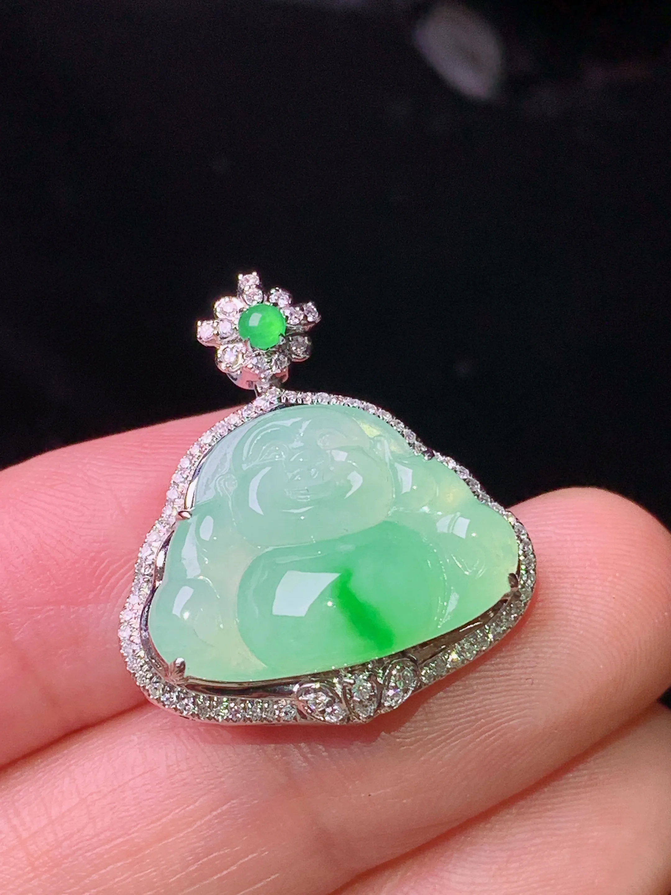 18k金钻镶嵌飘绿佛公吊坠 玉质细腻 色泽艳丽清新 整体尺寸24*21.6*9