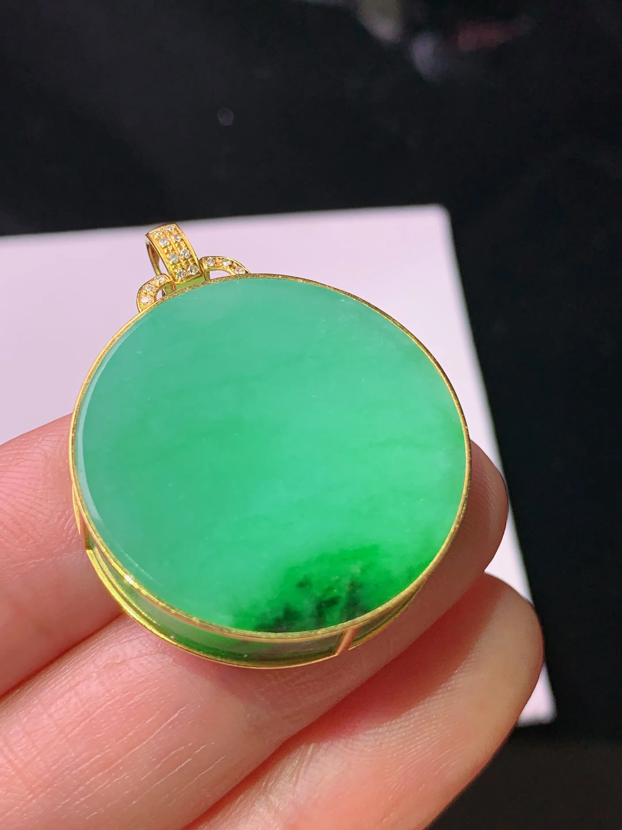 18k金钻镶嵌翠绿圆牌吊坠 玉质细腻 色泽艳丽清新 整体尺寸32*24.8*6.2