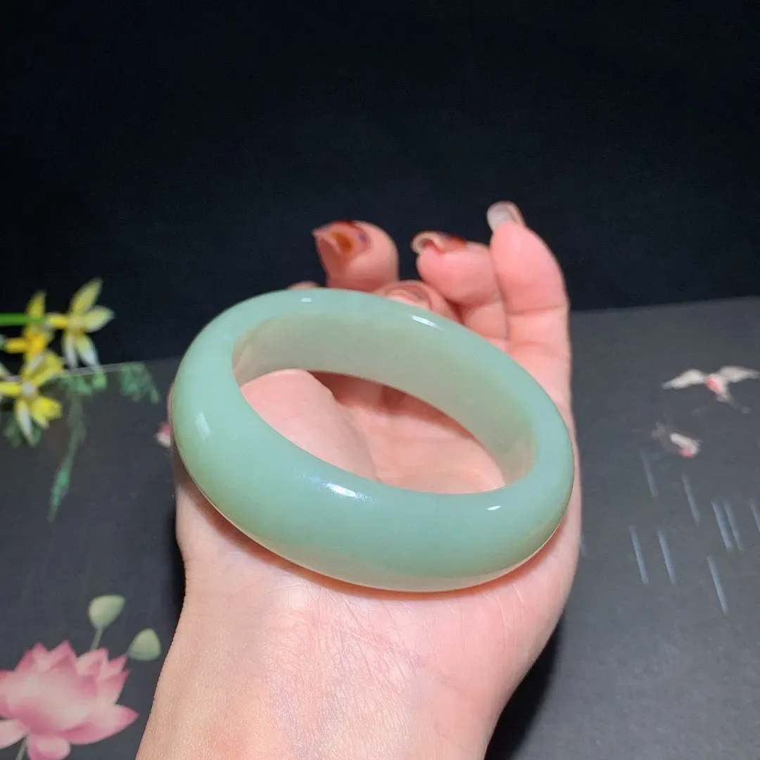 和田玉53.5圈口且末蓝宽版手镯！玉质细腻油润 底色纯净 无裂无杂 脂粉好，品质高。