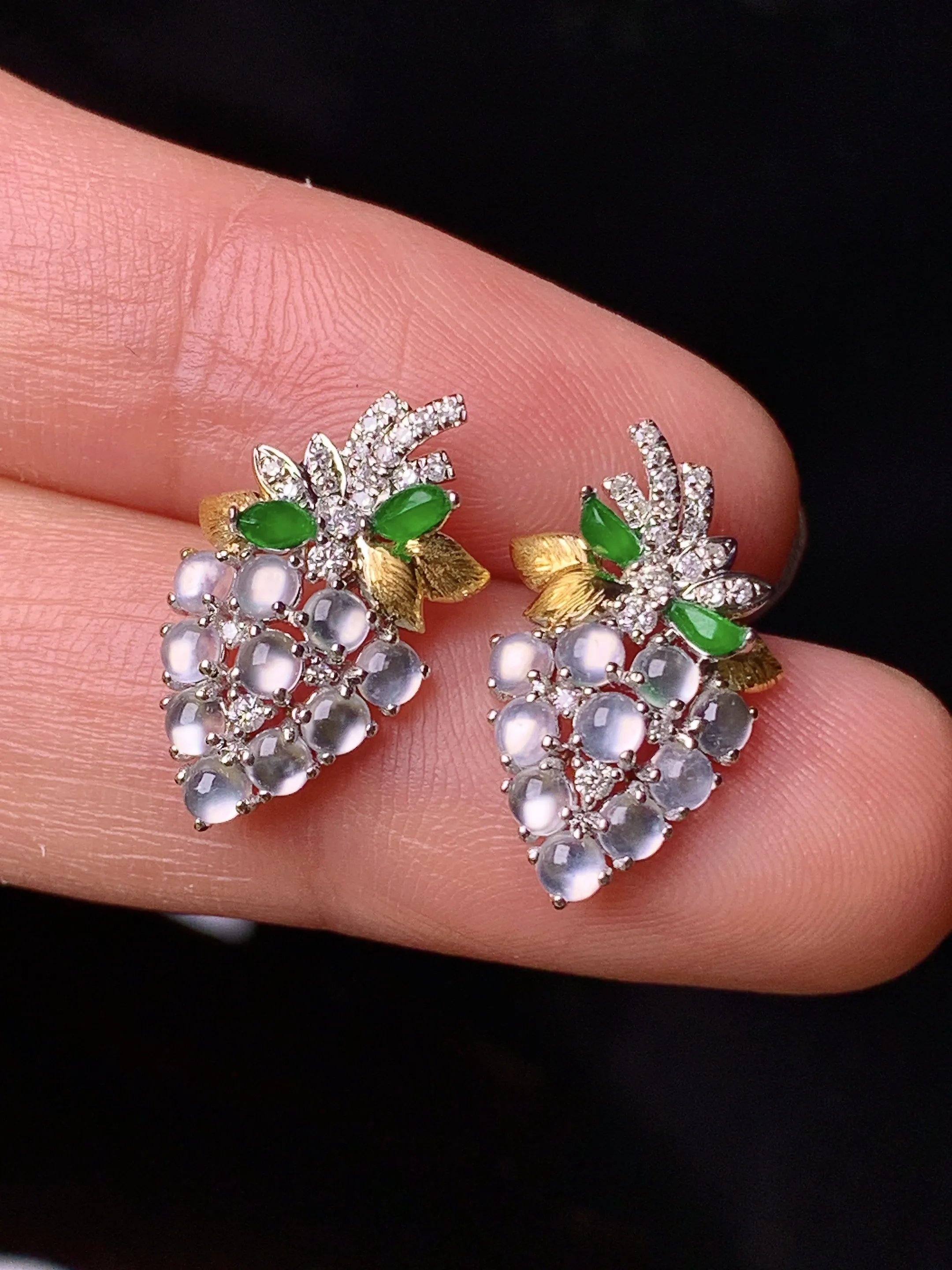 18k金钻镶嵌冰种蛋面耳钉 玉质细腻 色泽艳丽清新 整体尺寸18*11*3.5