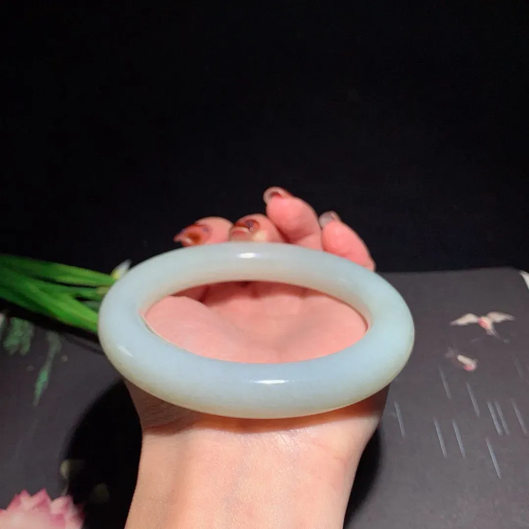 和田玉63.2圈口青白色肥圆条手镯！玉质细腻油润 底色纯净 无裂无杂 脂粉好，品质好