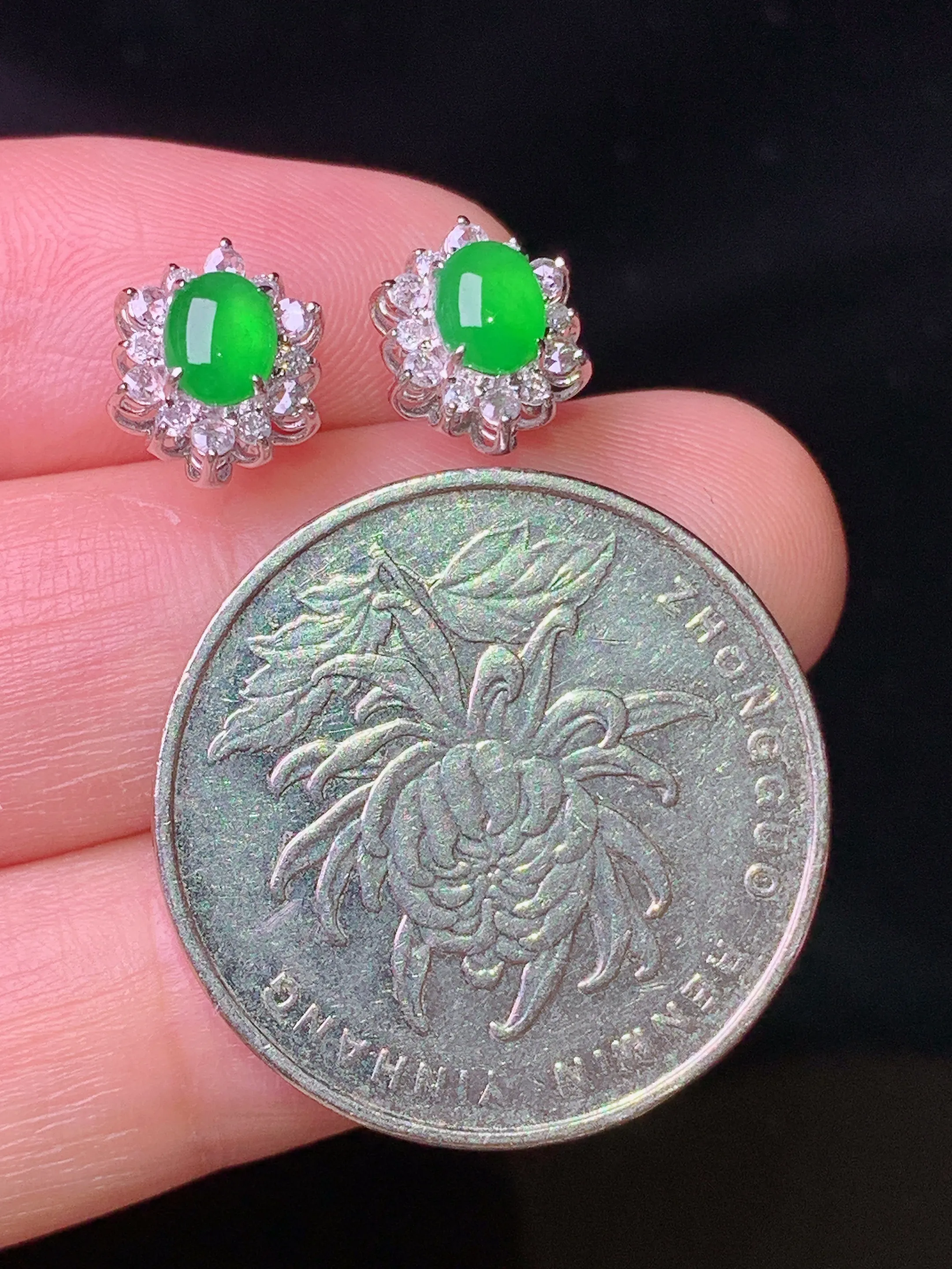 18k金钻镶嵌满绿蛋面耳钉 玉质细腻 色泽艳丽清新 整体尺寸9.3*7.6*5.8