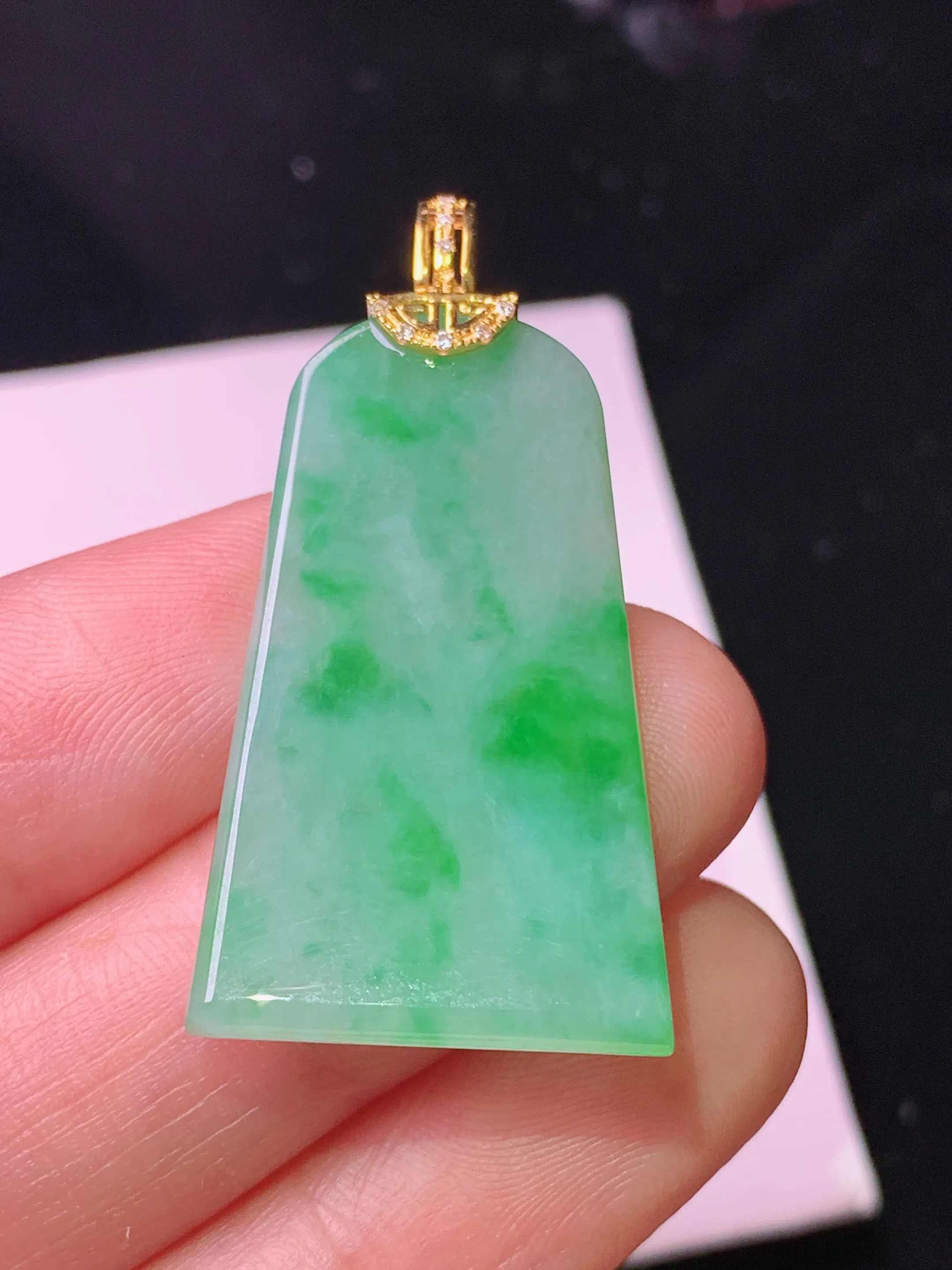 18k金钻镶嵌飘绿无事牌吊坠 玉质细腻 色泽艳丽清新 整体尺寸38.8*19*3.5