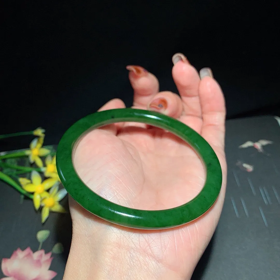 和田玉62.5圈口菠菜绿圆条碧玉手镯！玉质细腻油润 底色纯净 无裂无棉 脂粉好，品质高