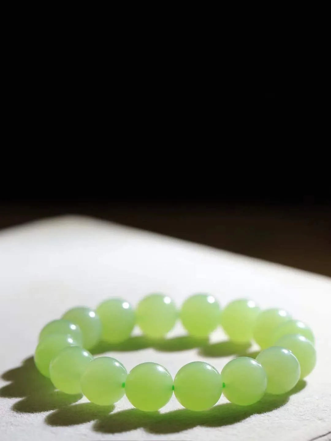 【珠圆玉润.手串】

精品️和田玉翠绿色珠圆玉润手串 玉质温润细腻  整串打磨圆润，佩戴舒适。珠珠落玉盘，间关莺语花底滑，一生美好时光，无论身在何处，都有它相伴相守。事事顺遂，幸福美满，吉祥如意。重42.6克 尺寸取一11.9mm  FDA-221102933