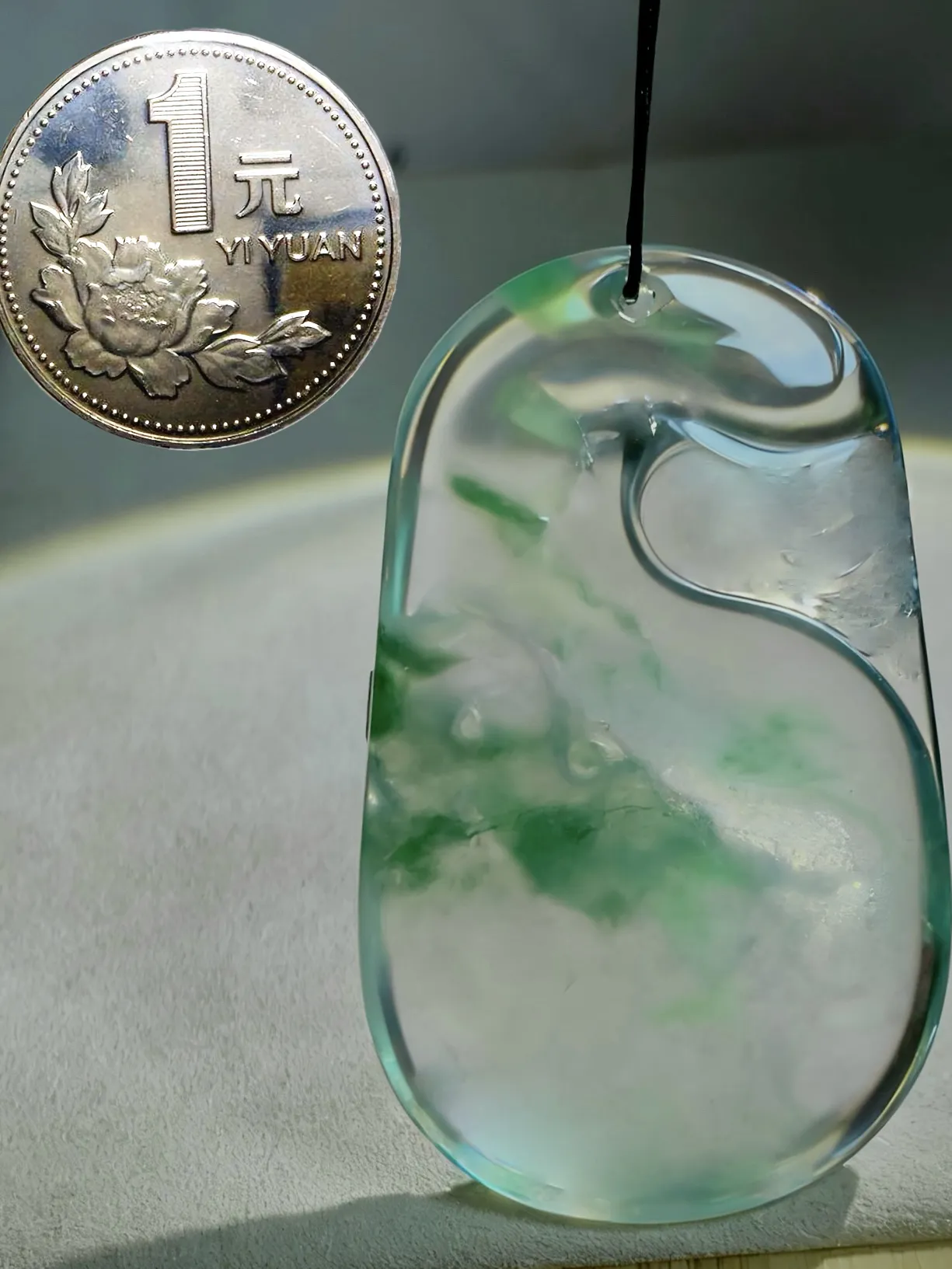 【瑞泽天下·盛世龙腾】，飘花龙牌，
加龙玉雕艺术作品，
53.2-33-6.2mm，21.43g，