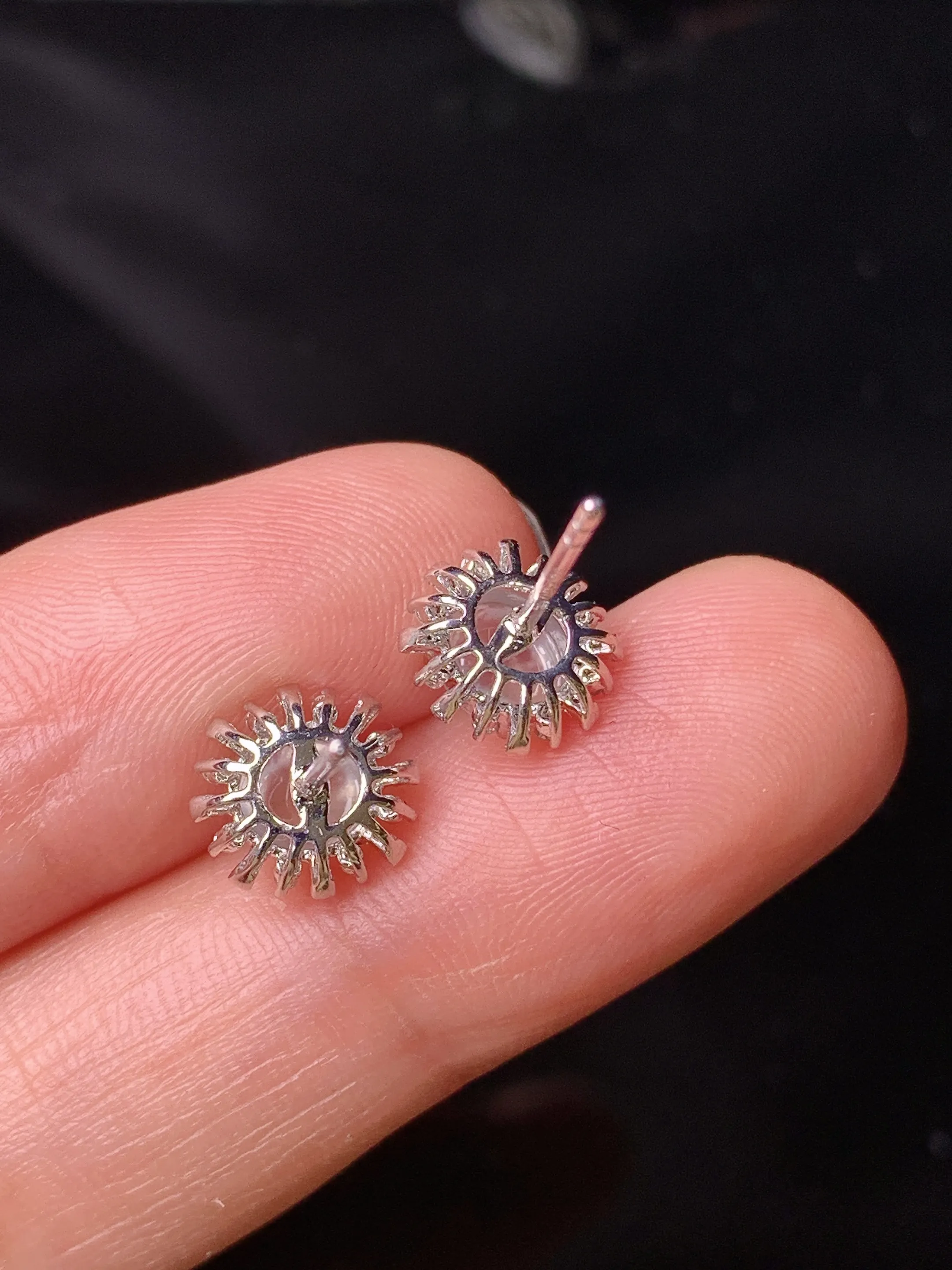 18k金钻镶嵌冰种蛋面耳钉 玉质细腻 色泽艳丽清新 整体尺寸8.8*8.2*6.2