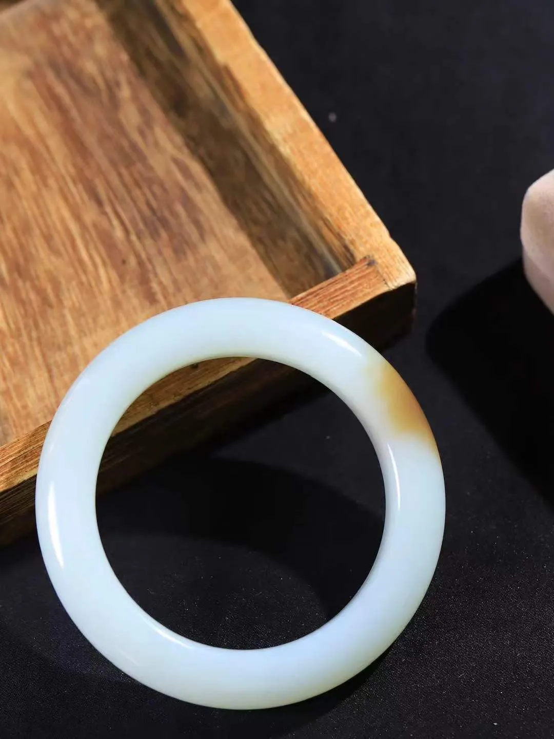 【花样年华·手镯】

精品和田玉糖白玉手镯，质地油润细腻，色泽高贵典雅，镯型古朴典雅。在诗情画意的雨巷相遇，你是我腕间的一抹风情，有你眸有深情，清风荡漾湖间静水，我愿俯身低眉，在烟波涟漪处，寻你深情倩影。内径59.5-mm尺寸13.2-11.8mm 重84.8克。fDL-361142988