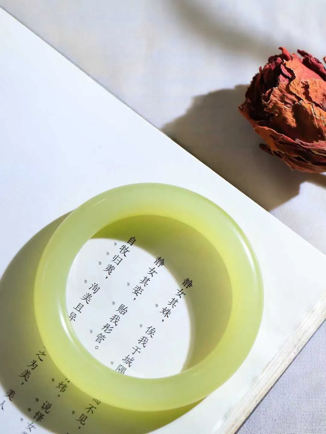 [温润如玉.手镯]

收藏级臻品️和田玉黄口圆条手镯。玉质温润细腻 油性十足 手感舒适，高华雅逸，线条流畅，简约大气，美自天成，素雅高贵。佩戴于腕间，婉约之美，举手投足间透出那份低调奢华。重62.7克 内径56mm尺寸11.2-11mm FDA-121172297