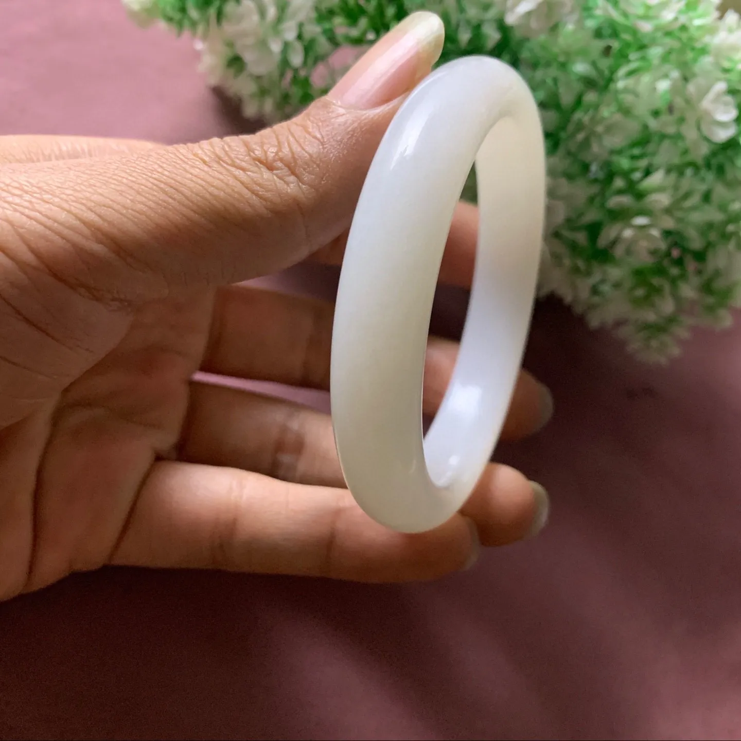 和田玉56.5圈口羊脂白手镯，俄料羊脂白玉，玉质细腻油润 底色纯净  无裂无杂 脂粉好，品质高