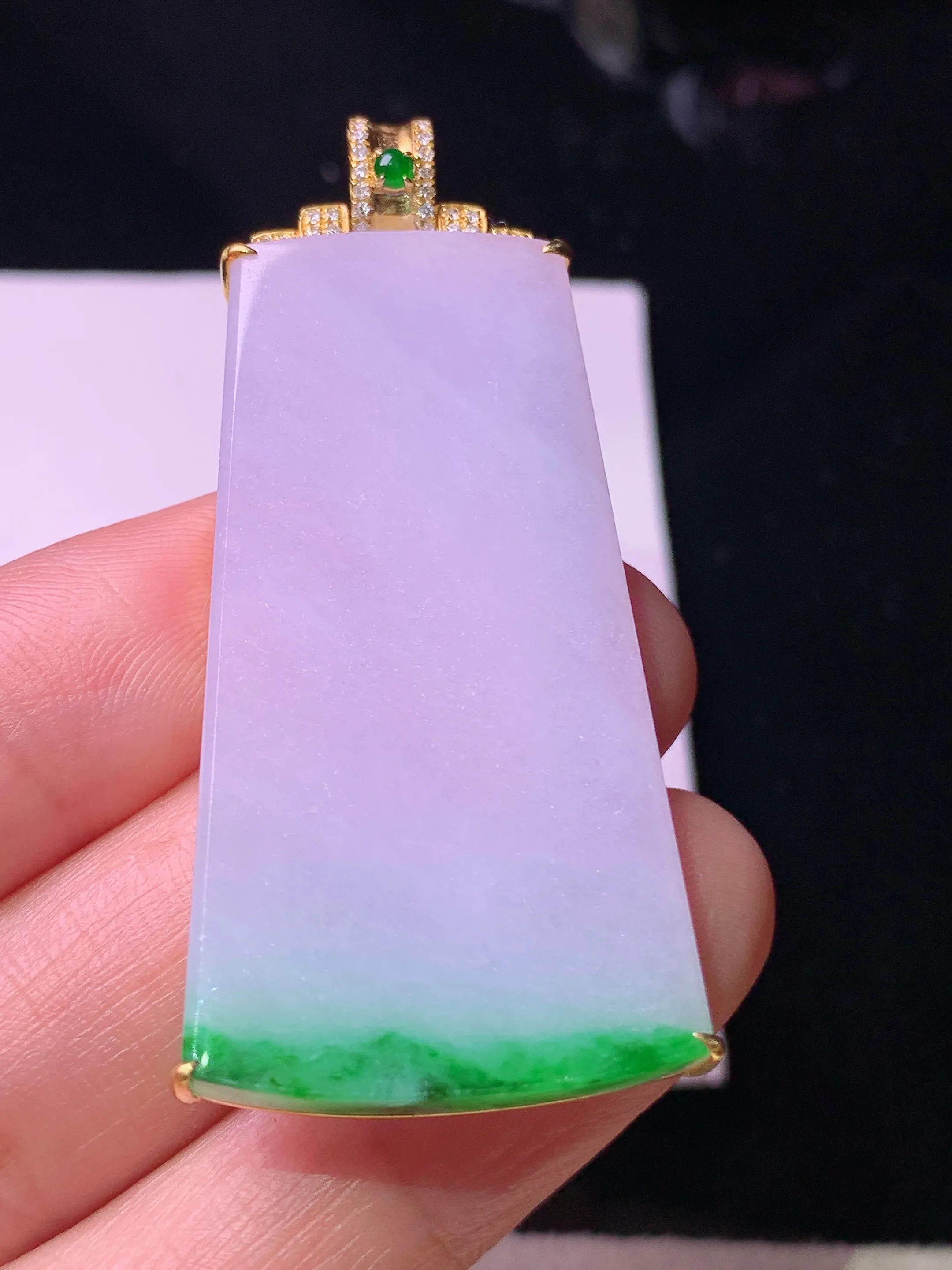18k金钻镶嵌淡紫罗兰飘绿无事牌吊坠 玉质细腻 色泽艳丽清新 整体尺寸51.5*24.5*6.5