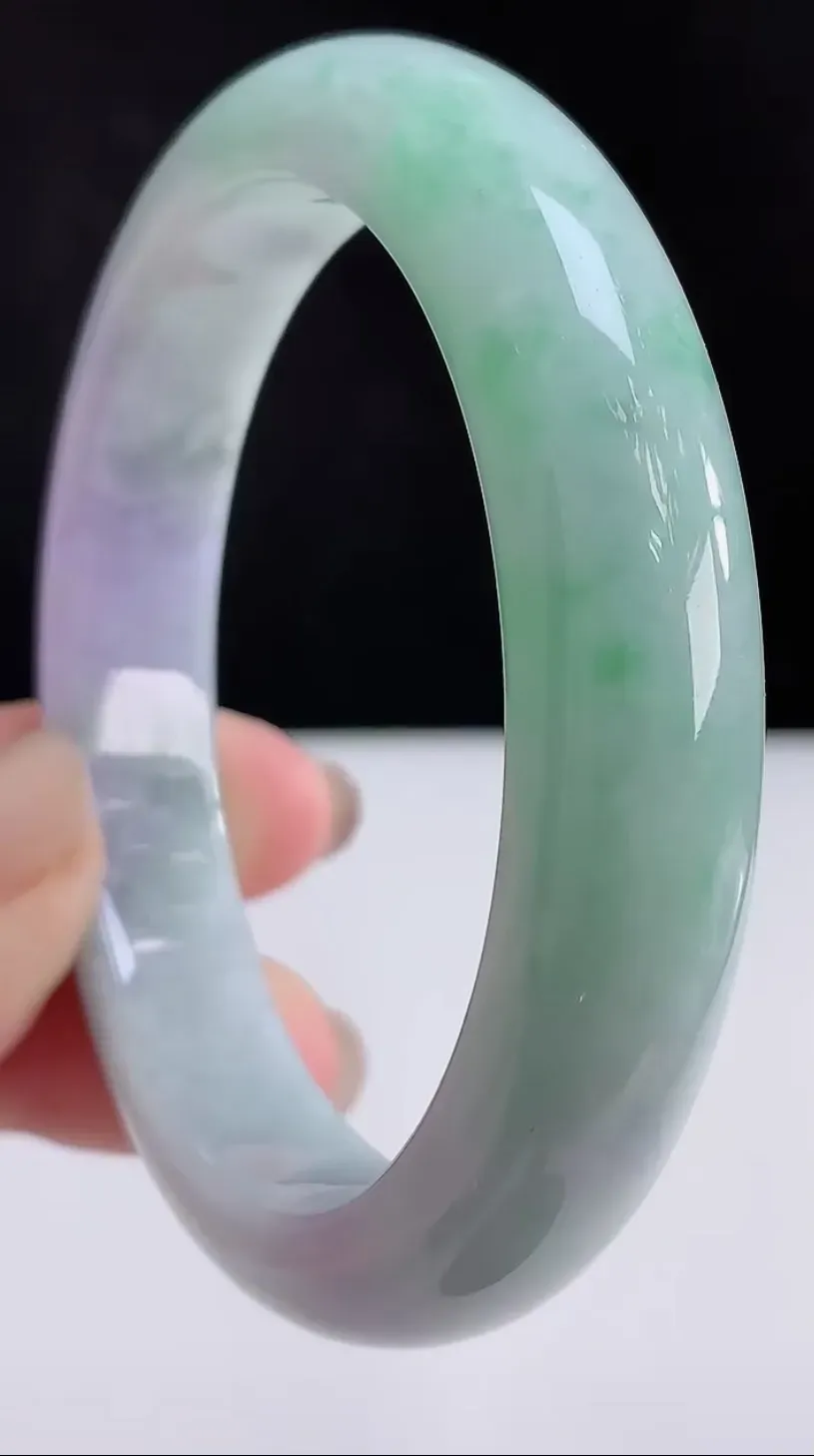 圈口57-58翡翠a货春带彩 飘绿宽边手镯，尺寸57.5-12.2-8.2，重:58.87g