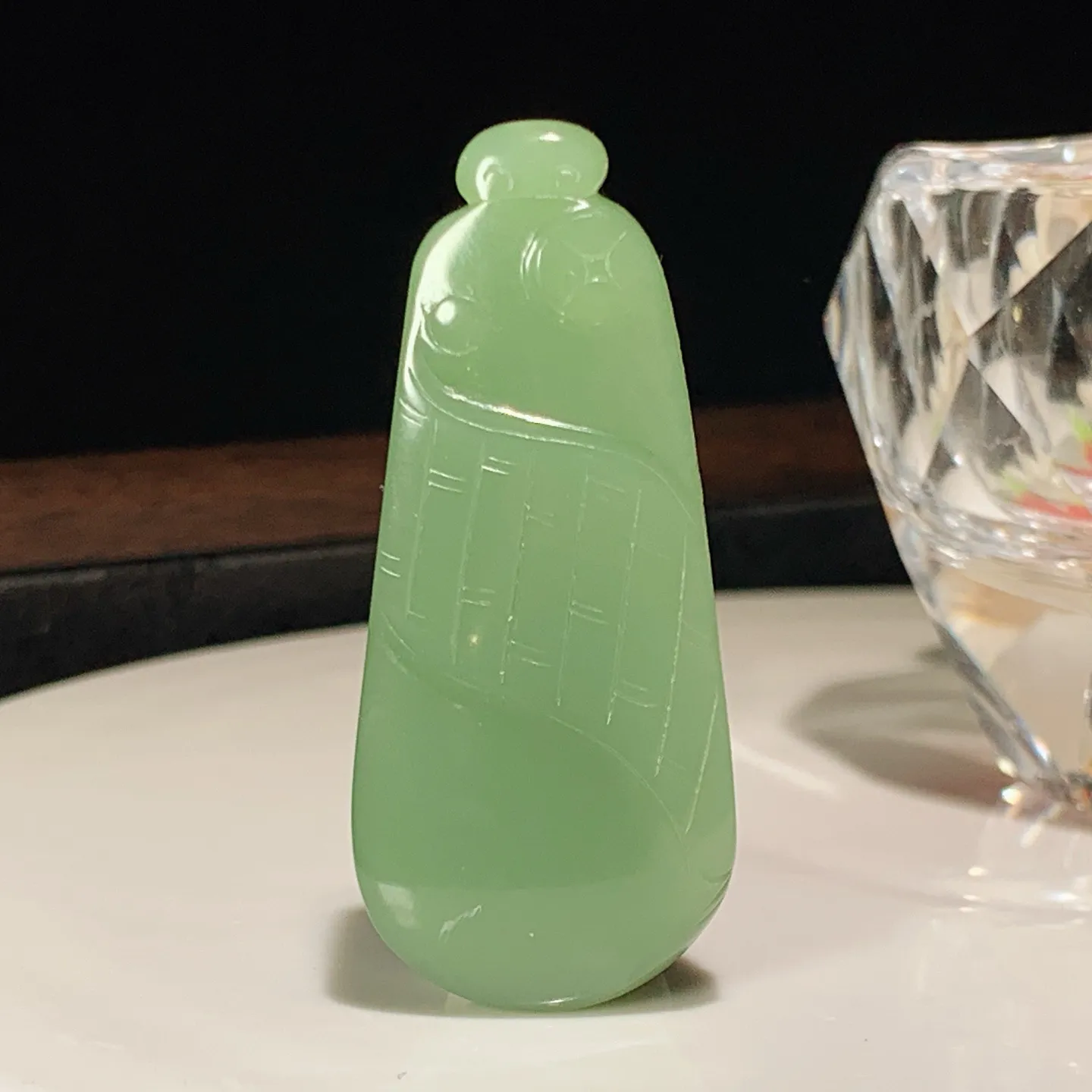 和田玉粉绿俄罗斯碧玉观音头牌子挂件。尺寸53/23/12重24克。玉质细腻油润。手推出油。佩戴高端典雅。lt251128