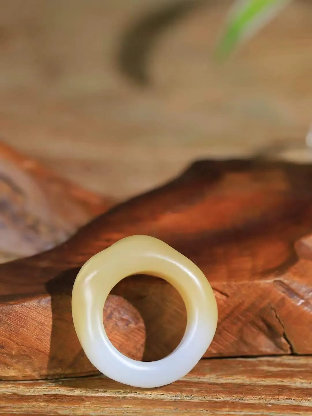 【古韵·扳指】

精品和田玉糖白玉扳指，玉质温润，油润感十足， 整器古韵生辉。优雅高贵。运筹帷幄于掌中，决胜于千里之外。重14.2克 内径圈口20mm 尺寸35-33-12.5mm   FDA-361102942