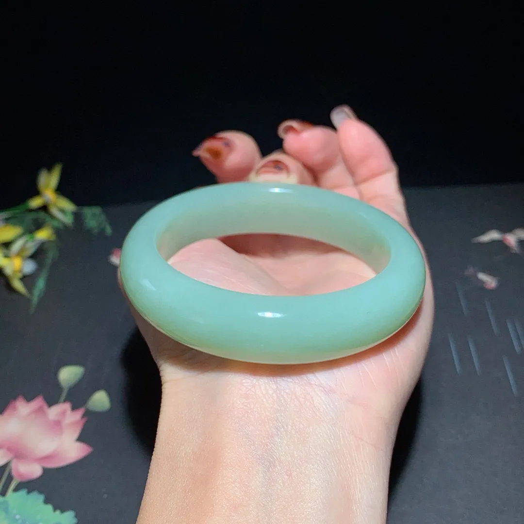 和田玉55.5圈口且末蓝手镯！玉质细腻油润 底色纯净 无裂无杂 脂粉好，品质高