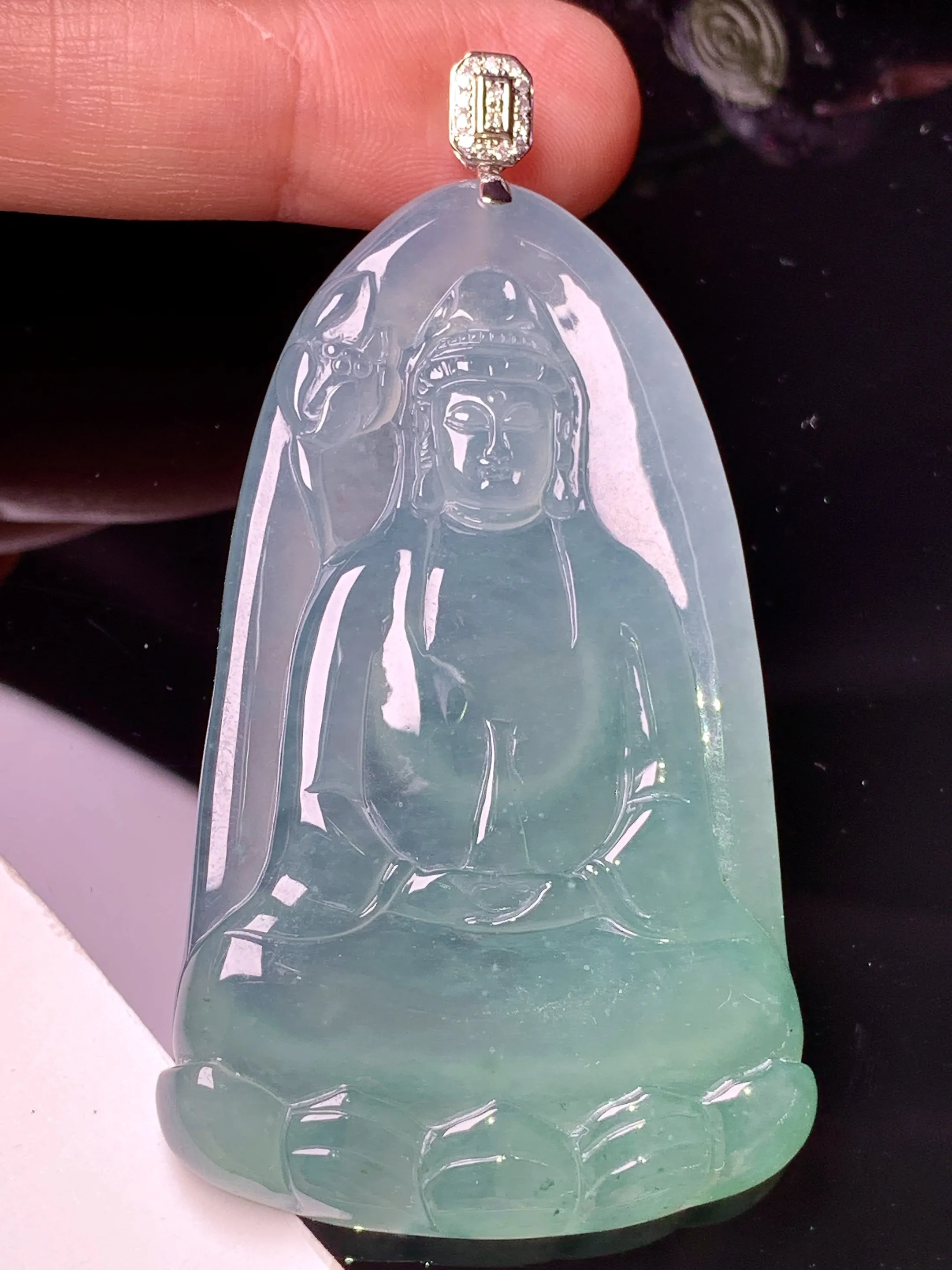 18k金钻镶嵌冰种观音吊坠 玉质细腻 色泽艳丽清新 整体尺寸66.6*37*6