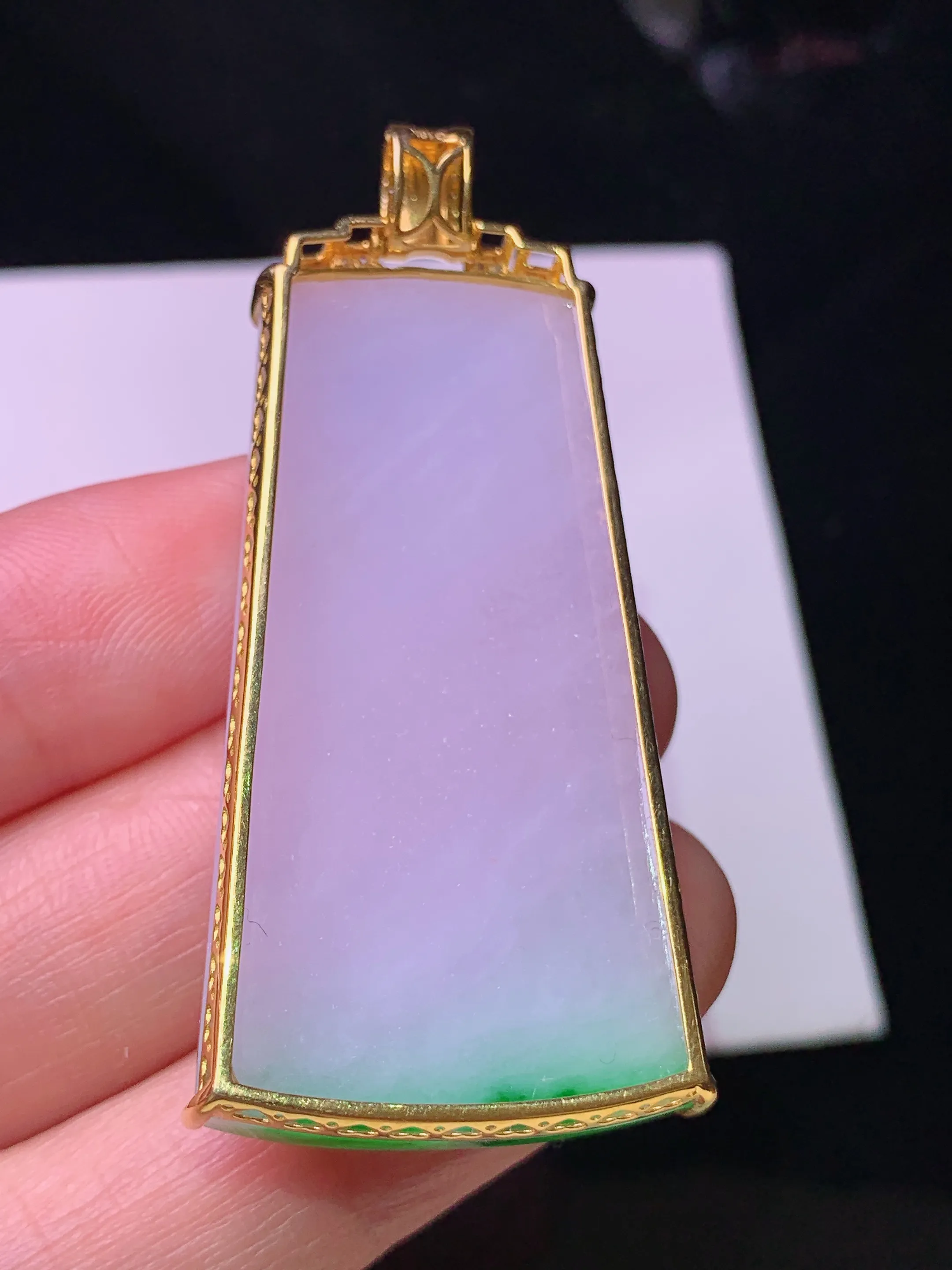 18k金钻镶嵌淡紫罗兰飘绿无事牌吊坠 玉质细腻 色泽艳丽清新 整体尺寸51.5*24.5*6.5